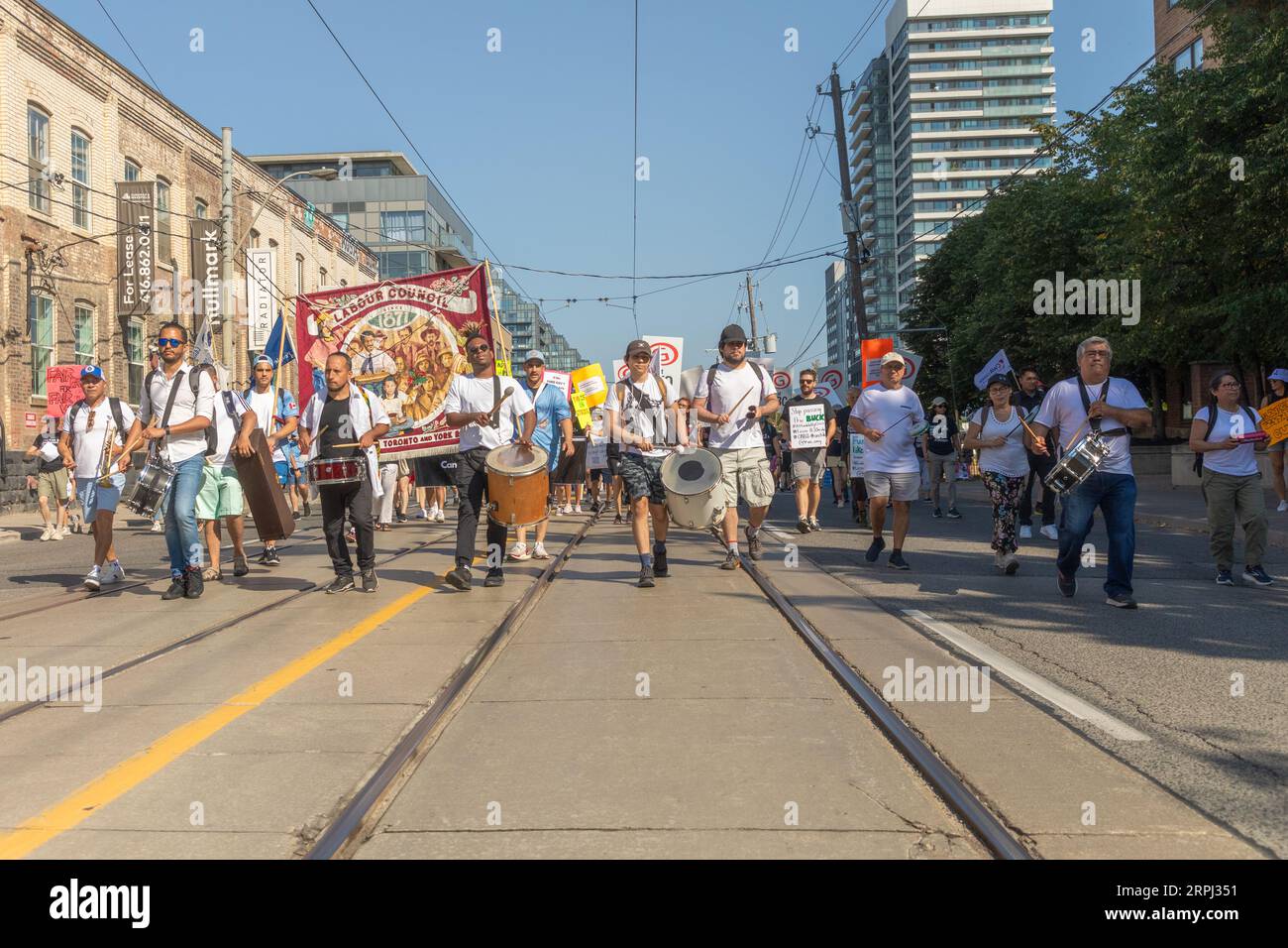 Toronto, Kanada, 4. September 2023. Trommler führen Tausende von gewerkschaftsmitgliedern und Unterstützern auf ihrer jährlichen Parade zum Tag der Arbeit durch die Innenstadt von Toronto.Colin N. Perkel/Alamy Live News Stockfoto