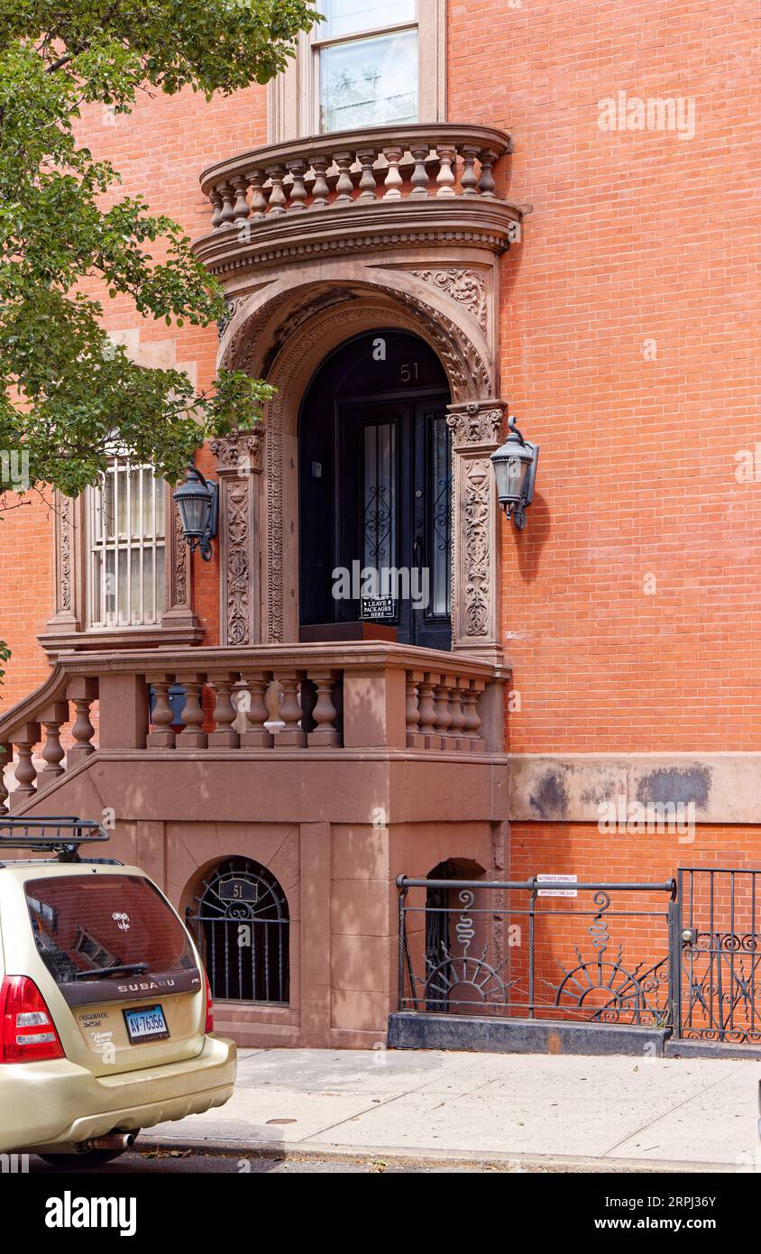 Upper East Side: James E. Ware entwarf dieses denkmalgeschützte, im Queen Anne-Stil gehaltene Ziegel- und Steinhaus, das 1891 an der 51 East 93rd Street errichtet wurde. Stockfoto Upper East Side: James E. Ware entwarf dieses denkmalgeschützte, im Queen Anne-Stil gehaltene Ziegel- und Steinhaus, das 1891 an der 51 East 93rd Street errichtet wurde. Stockfoto