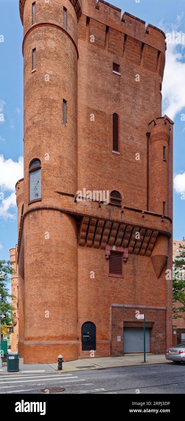 Upper East Side: John R. Thomas entwarf die Squadron A Armory, die 1895 errichtet wurde. Dieser Backsteinrest ist auf dem Campus des Hunter College erhalten. Stockfoto