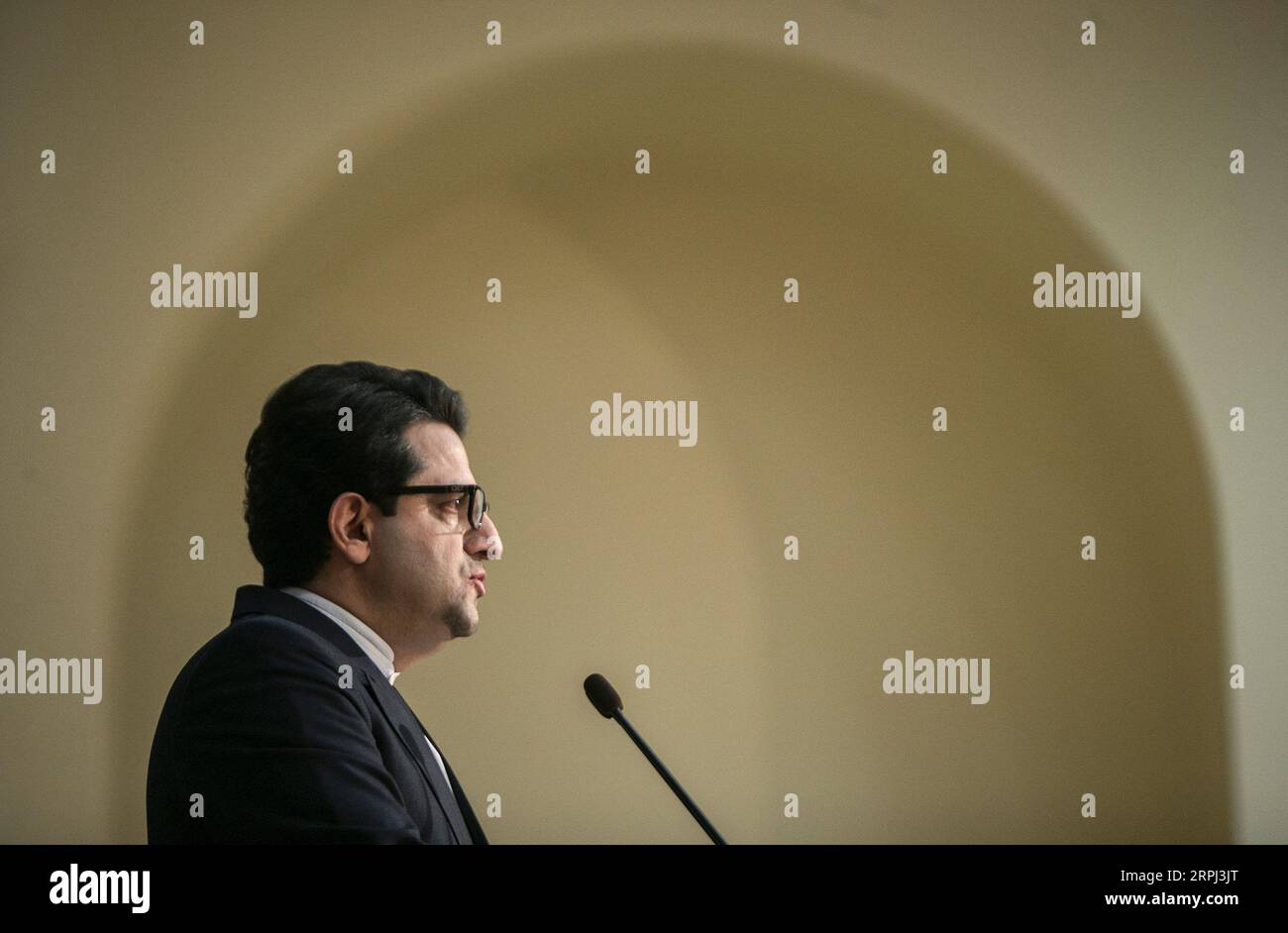 191125 -- TEHERAN, 25. November 2019 -- der Sprecher des iranischen Außenministeriums Abbas Mousavi spricht während einer Pressekonferenz in Teheran, Iran, 25. November 2019. Das iranische Außenministerium beschuldigte am Montag die Vereinigten Staaten für ihre Unterstützung der jüngsten Proteste im Iran über den Anstieg der Benzinpreise. Foto: /Xinhua IRAN-TEHRAN-FM SPOKEMAN-PRESSEGESPRÄCH AhmadxHalabisaz PUBLICATIONxNOTxINxCHN Stockfoto