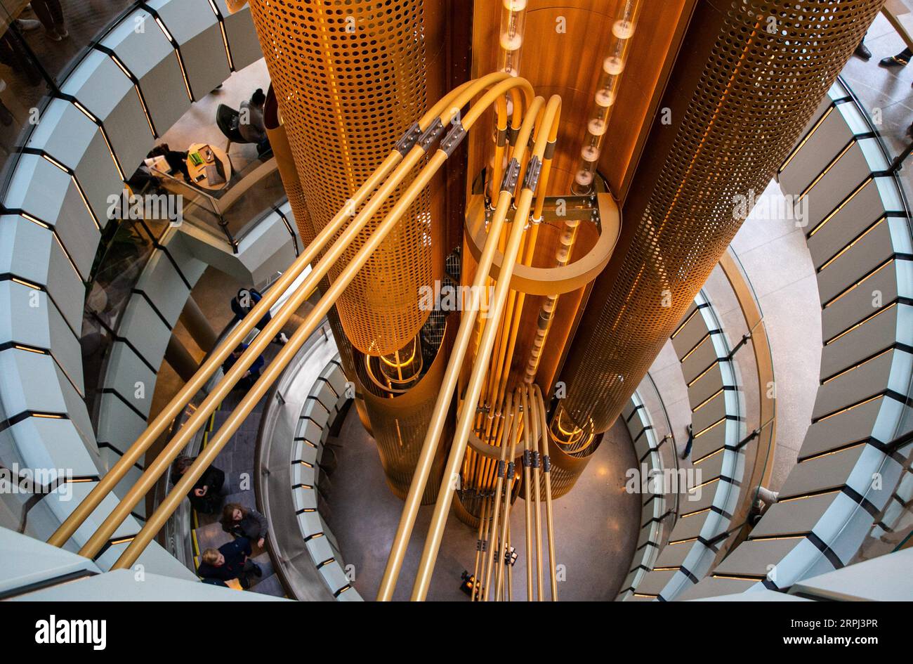 191126 -- CHICAGO, 26. Nov. 2019 Xinhua -- Foto aufgenommen am 25. Nov. 2019 zeigt die Innenszene des neuen Starbucks Reserve Roastery auf der Michigan Avenue in Chicago, USA. Das Starbucks Reserve Roastery an der Michigan Avenue in Chicago ist ab 15. November geöffnet. Foto: Joel Lerner/Xinhua U.S.-CHICAGO-STARBUCKS RESERVE ROASTERY PUBLICATIONxNOTxINxCHN Stockfoto