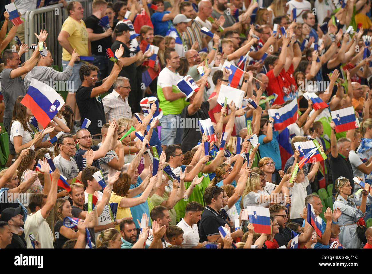 Slowenische Fans bei der Volleyball-Weltmeisterschaft 2022. Arena Stozice, Ljubljana Stockfoto