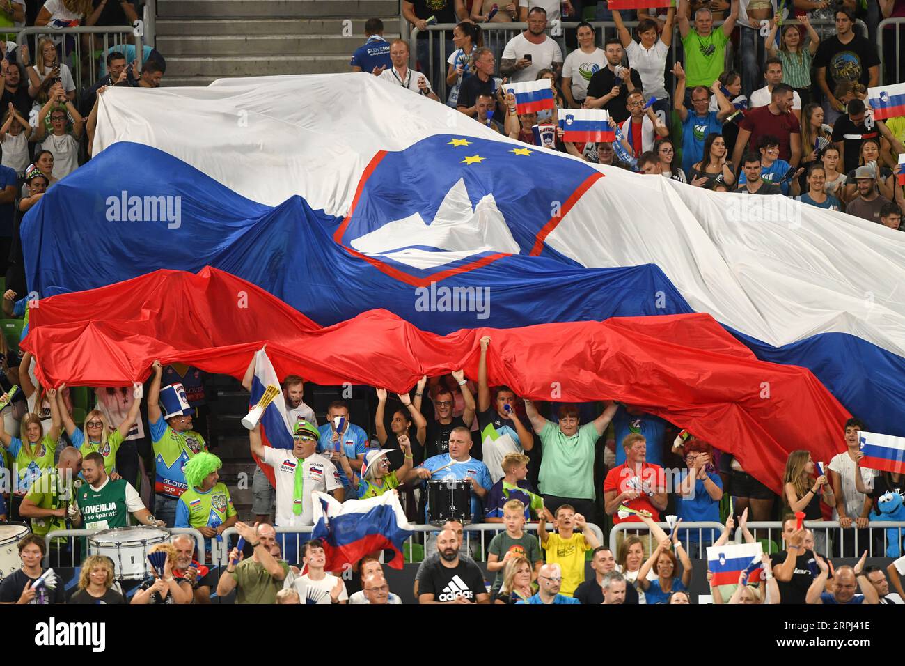 Slowenische Fans bei der Volleyball-Weltmeisterschaft 2022. Arena Stozice, Ljubljana Stockfoto