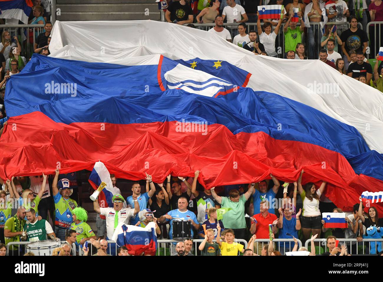 Slowenische Fans bei der Volleyball-Weltmeisterschaft 2022 in der Arena Stozice, Ljubljana Stockfoto