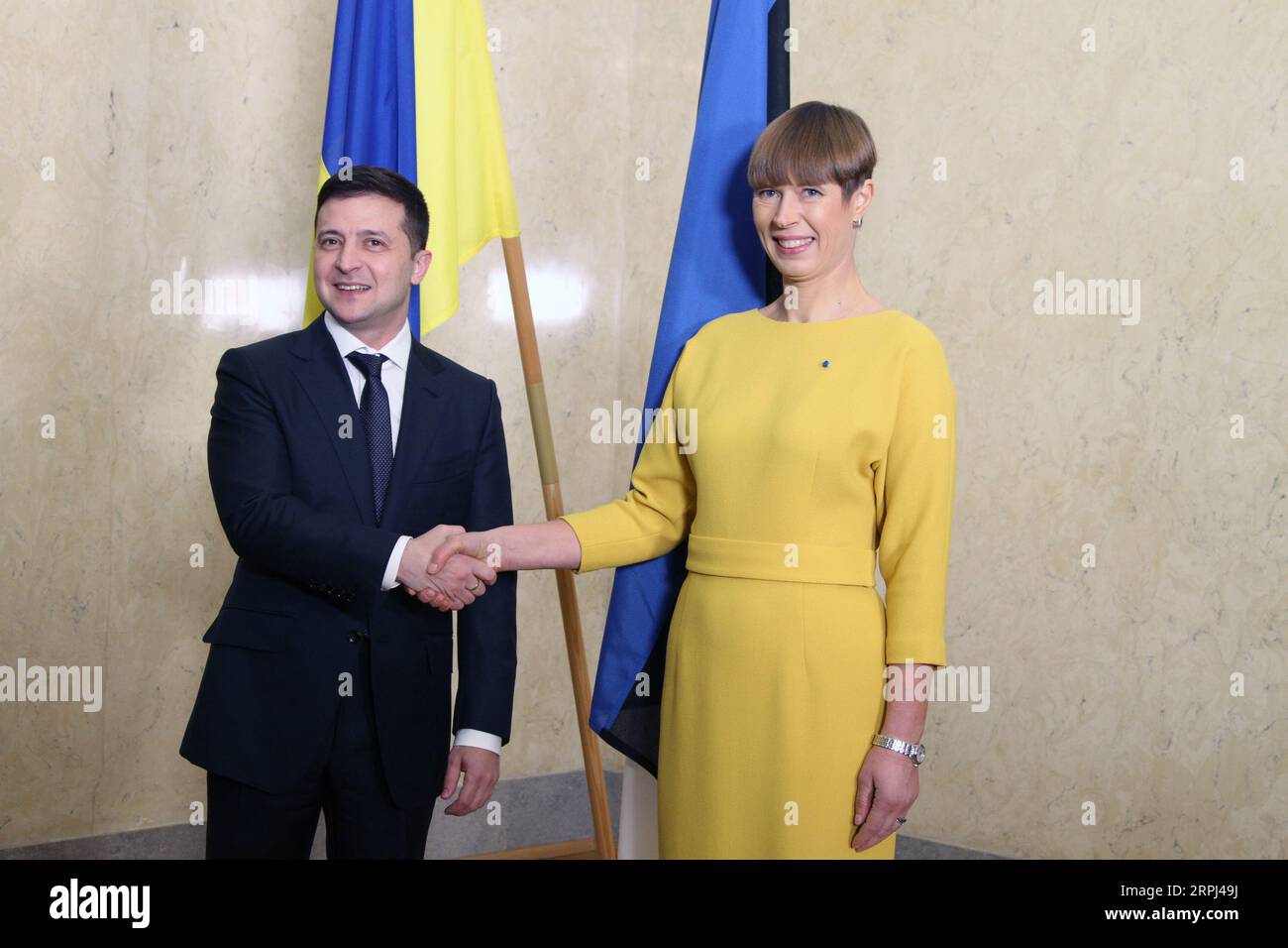 191126 -- TALLINN, 26. November 2019 -- Estnische Präsidentin Kersti Kaljulaid R ergreift die Hand mit einem Besuch des ukrainischen Präsidenten Wolodymyr Zelensky vor ihrem Treffen in Tallinn, Estland, am 26. November 2019. Die Estnische Präsidentin Kersti Kaljulaid bekräftigte am Dienstag die Unterstützung ihres Landes für den Reformplan der Ukraine zur Verbesserung des Lebensstandards der Menschen und des Unternehmensumfelds. ESTLAND-TALLINN-UKRAINE-PRÄSIDENT-BESUCH GuoxChunju PUBLICATIONxNOTxINxCHN Stockfoto