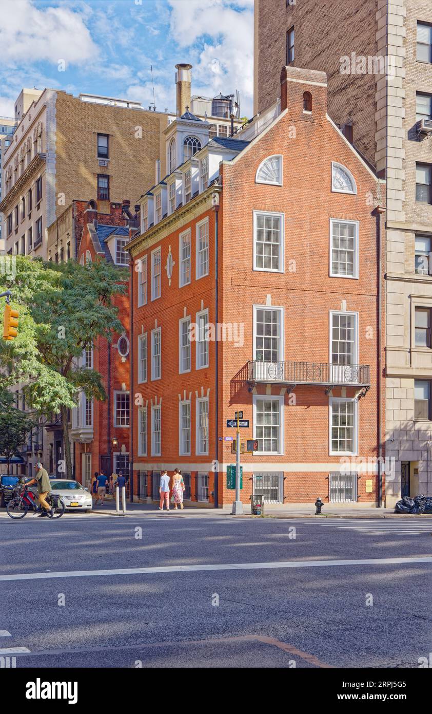 Upper East Side: Ernest Flagg entwarf das Lewis Gouverneur und Nathalie Bailey Morris House im Federal Revival-Stil. Das Wahrzeichen wurde 1914 erbaut. Stockfoto
