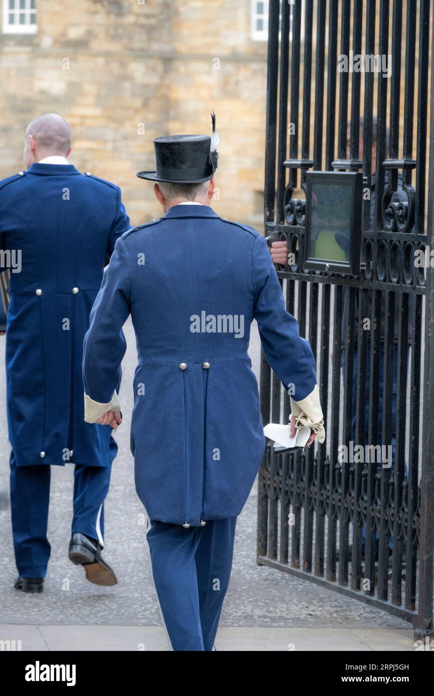High Constables betreten die Tore des Holyrood Palace in Edinburgh Stockfoto