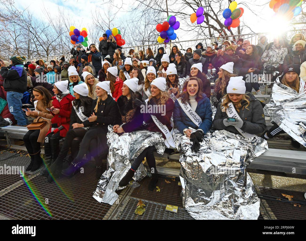 191128 -- NEW YORK, 28. November 2019 -- Miss United States Beauty Pageants sehen sich die 2019 Macy s Thanksgiving Day Parade in New York, USA, am 28. November 2019 an. U.S.-NEW YORK-THANKSGIVING DAY PARADE LIXRUI PUBLICATIONXNOTXINXCHN Stockfoto