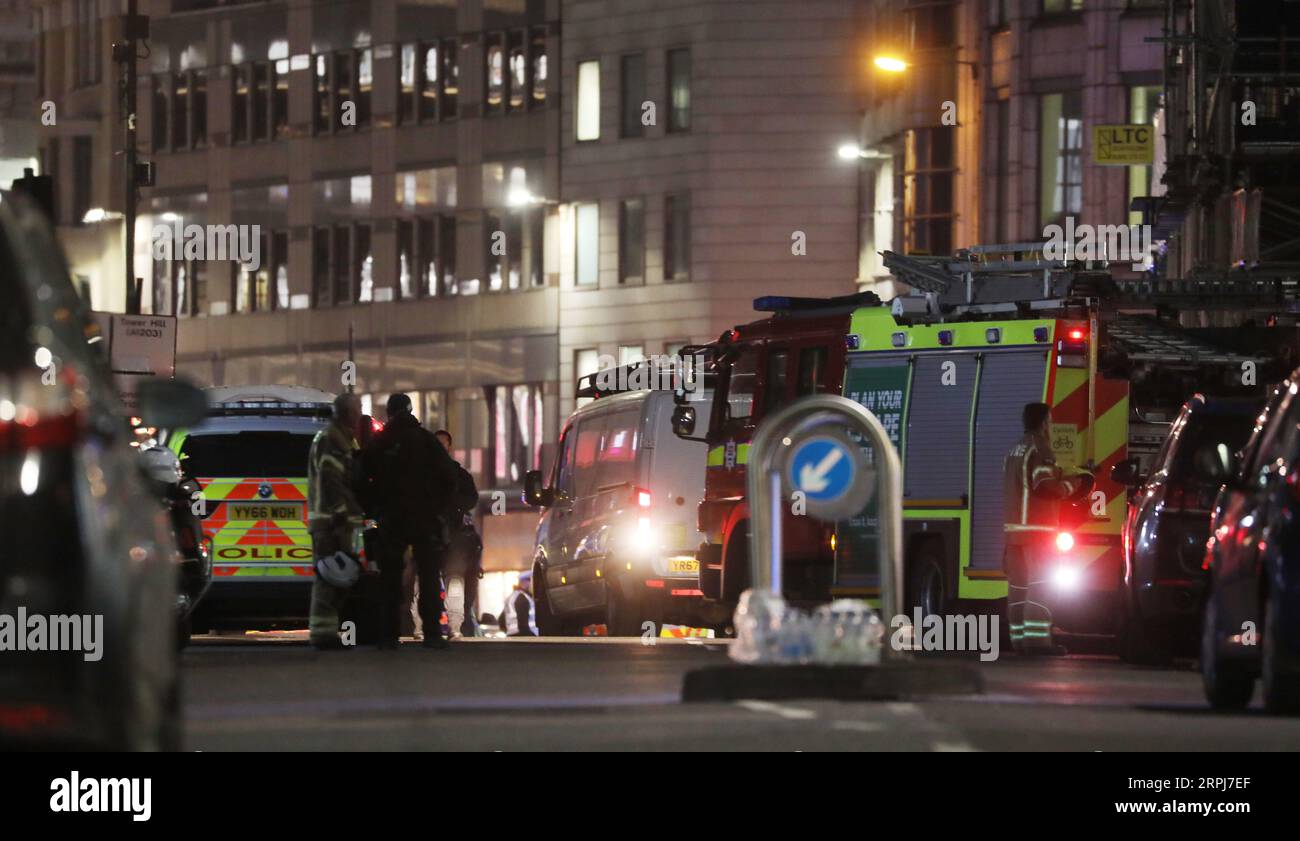 191129 -- LONDON, 29. November 2019 Xinhua -- Rettungsdienste arbeiten am Tatort nahe der London Bridge nach einem Angriff in London, Großbritannien, am 29. November 2019. Ein Knifeman wurde am Freitag von Polizeibeamten in der London Bridge erschossen. Eine Reihe von Menschen wurden von dem Mann erstochen und der Angriff wurde als Terrorvorfall behandelt, sagte die Polizei. London Bridge wurde geschlossen. Die Polizei sagte auch, dass der Verdächtige einen Hoax-Sprengsatz trug. Foto von Isabel Infantes/Xinhua BRITAIN-LONDON-ATTACK PUBLICATIONxNOTxINxCHN Stockfoto