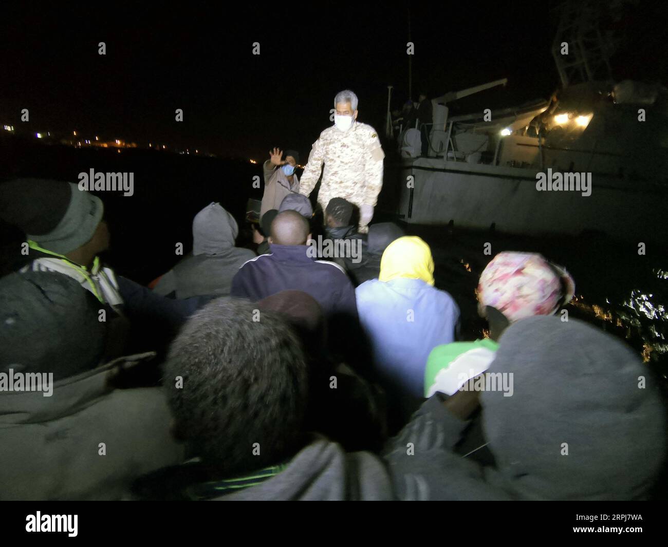 191130 -- TRIPOLI, 30. November 2019 Xinhua -- Migranten werden in einem Rettungsboot in Tripoli, Libyen, am 29. November 2019 gesehen. Die libysche Küstenwache rettete am Freitag mehr als 200 Migranten vor der Westküste des Landes, sagte die Internationale Organisation für Migration in Libyen IOM Libya. Libyen ist aufgrund der Unsicherheit und des Chaos im nordafrikanischen Land nach dem Aufstand von 2011, der den ehemaligen Führer Muammar Gaddafi stürzte, zu einem bevorzugten Ausgangspunkt für Migranten geworden, die das Mittelmeer nach Europa überqueren wollen. Foto von Hamza Turkia/Xinhua LIBYEN-TRIPOLI-MIGRANTINNEN-RETTUNGSAKTION PUBLICATIONxNOTxINxCH Stockfoto