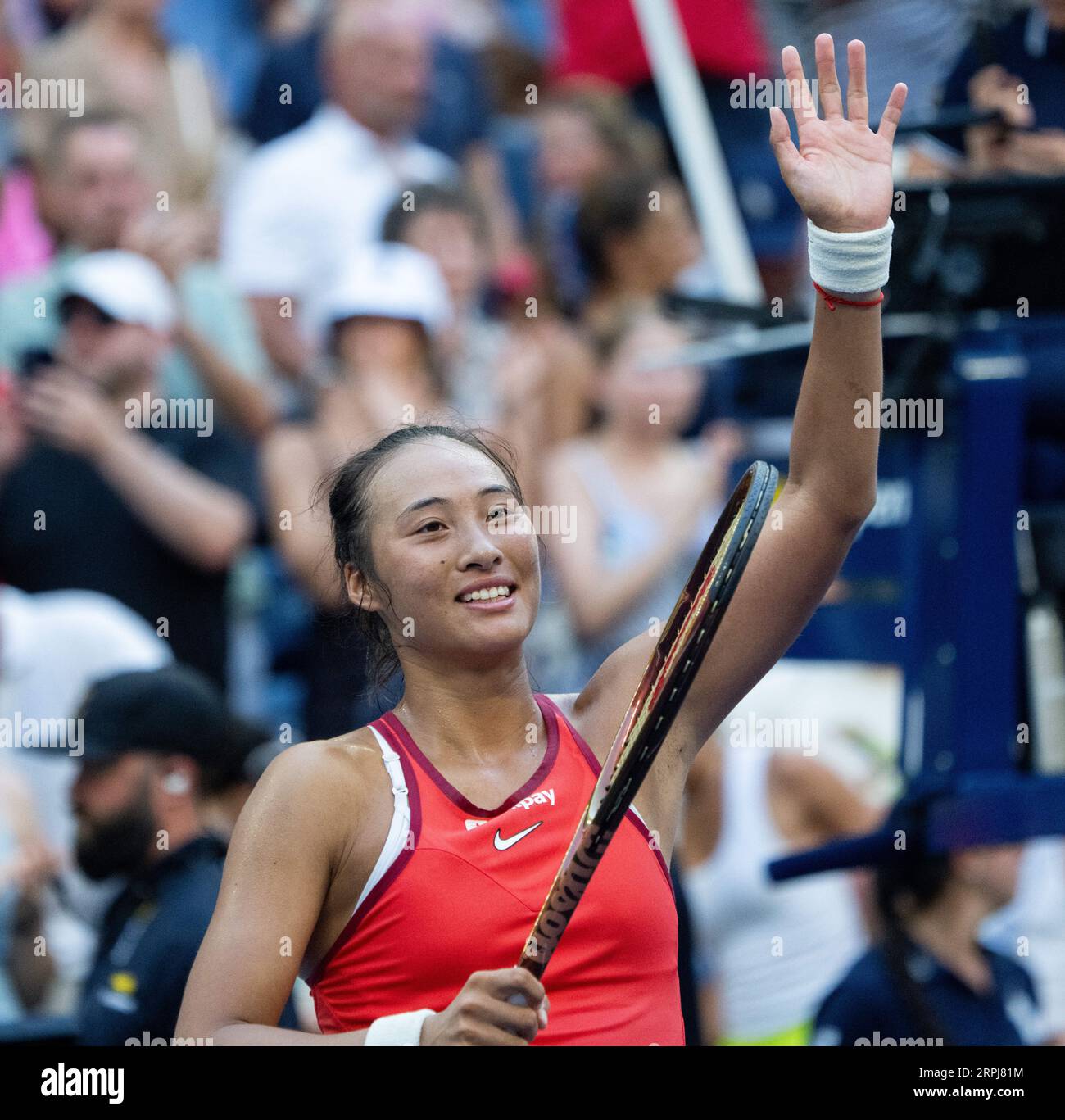 New York, USA. September 2023. Zheng Qinwen aus China feiert nach dem Gewinn des vierten Rundenspiels der Frauen gegen ons Jabeur aus Tunesien bei den US Open Tennis Championships 2023 in New York, USA, am 4. September 2023. Quelle: Liu Jie/Xinhua/Alamy Live News Stockfoto