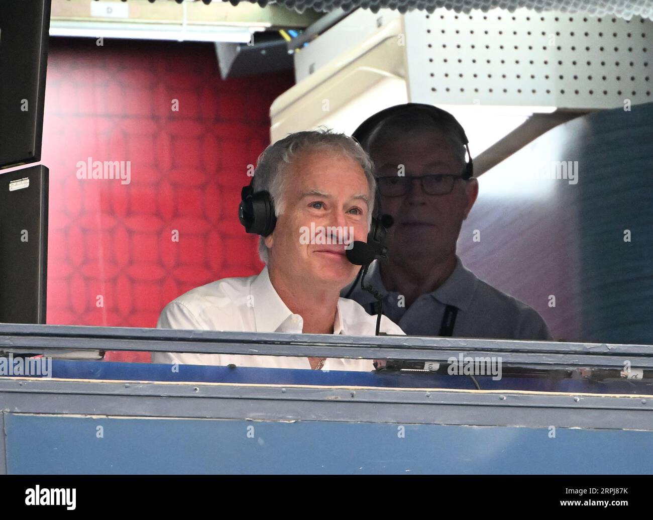 Flushing NY, USA. September 2023. **KEINE NY-ZEITUNGEN** der ESPN-Tennisanalyst John McEnroe kehrt nach einem positiven COVID-19-Test zum Sendestand der US Open zurück, als er am 4. September das Spiel Carlos Alcaraz gegen Matteo Arnaldi im Arthur Ashe Stadium im USTA Billie Jean King National Tennis Center ausrief. 2023 in Flushing Queens. Quelle: Mpi04/Media Punch/Alamy Live News Stockfoto