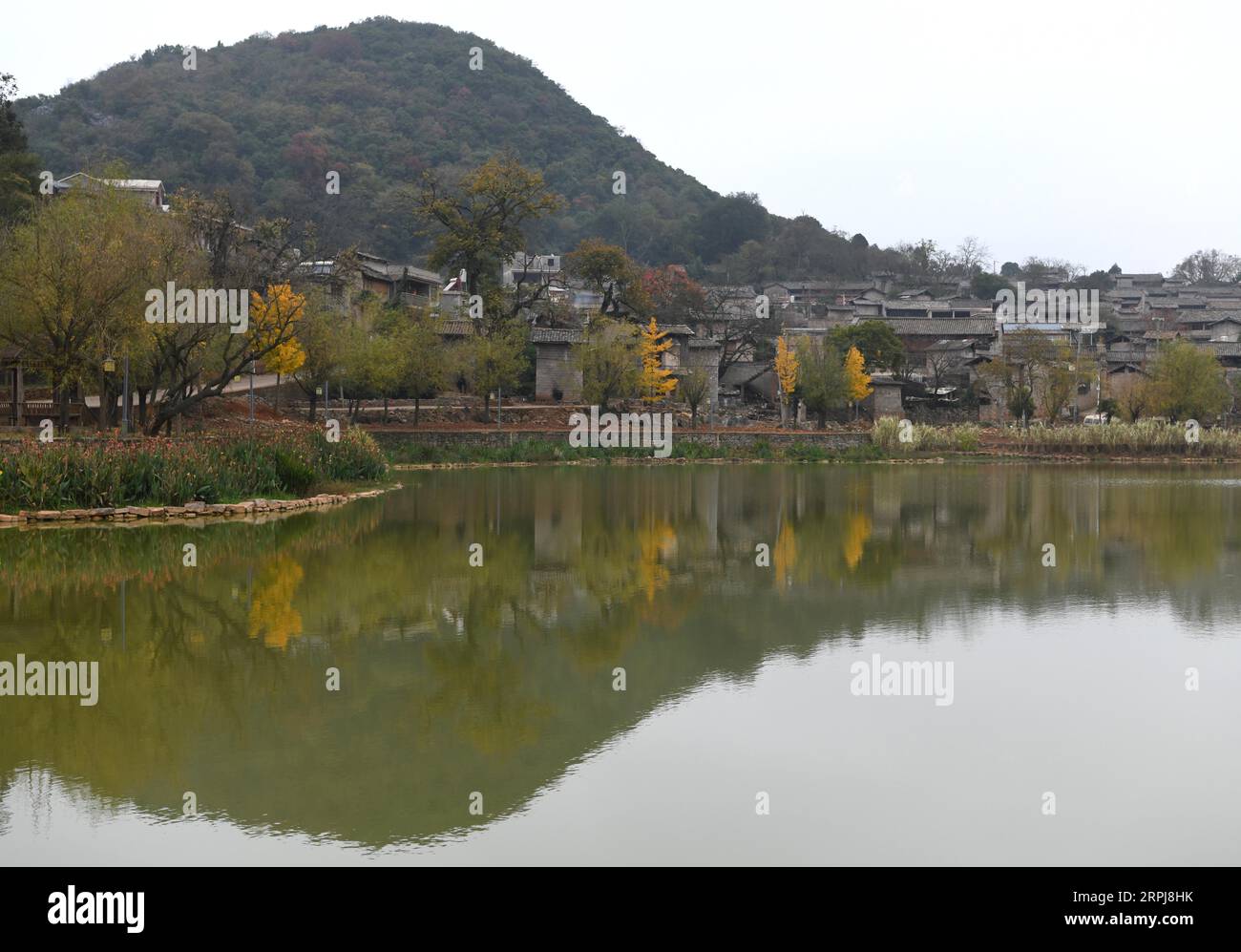 191201 -- SHILIN, 1. Dezember 2019 -- Foto aufgenommen am 28. November 2019 zeigt das Dorf Danuohei der Gemeinde Guishan im autonomen Kreis Shilin Yi, Provinz Yunnan im Südwesten Chinas. Danuohei Village, mit einer Geschichte von über 600 Jahren, ist ein gut geschütztes altes Dorf der Yi-ethnischen Kultur. Die Anwohner bauten Häuser und Straßen mit Steinen, was es als ein Steindorf einzigartig macht. Es ist umgeben von Bergen, Flüssen und einer wunderschönen Landschaft. Das Dorf hat heute 370 Haushalte mit einer Bevölkerung von 1.000, von denen 99,8 Prozent zur ethnischen Gruppe der Yi gehören. In den letzten Jahren hat die Kommunalregierung dies getan Stockfoto