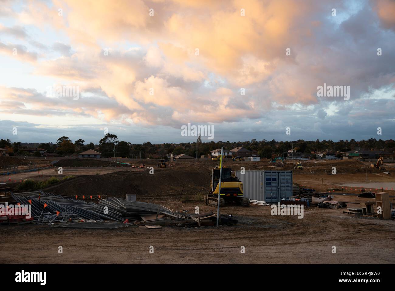 Entwicklung von Wohnimmobilien, die Aufschluss über die Fortschritte gibt, die im Laufe des Tages auf dem Weg zu seiner zukünftigen Transformation erzielt wurden. Stockfoto