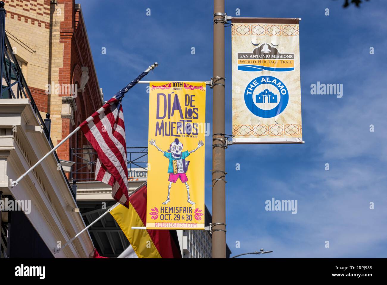 10.30.2022 – SAN ANTONIO, TEXAS – Schilder mit dem Alamo und dem 10. Jährlichen Dia de los Muertos Festival Stockfoto