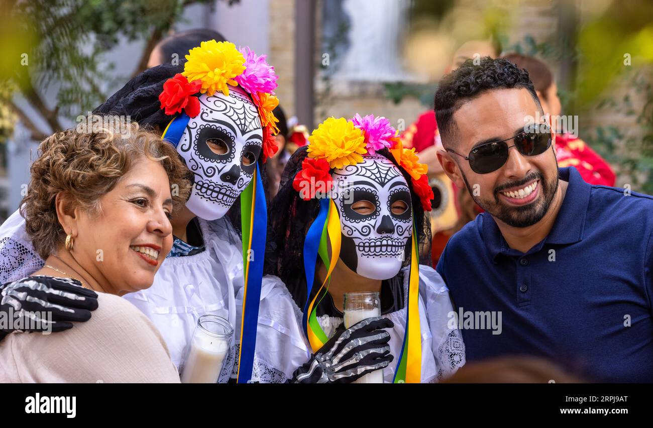 10.30.2022 – SAN ANTONIO, TX – Touristen machen Fotos mit den Künstlern des Dia de Los Muertos, einer jährlichen hispanischen Feier Stockfoto