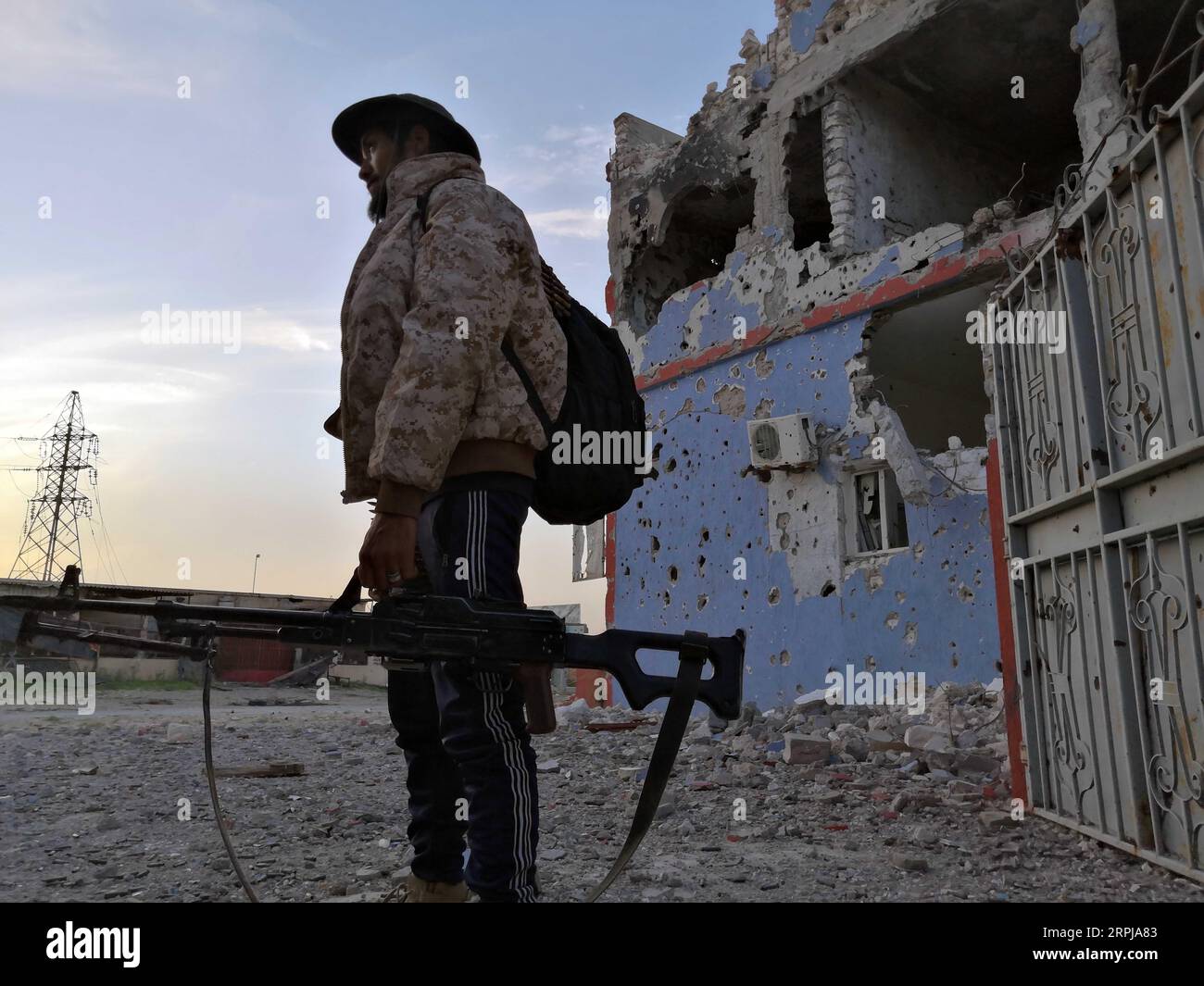 191202 -- TRIPOLI, 2. Dezember 2019 Xinhua -- Ein Kämpfer der von den Vereinten Nationen unterstützten libyschen Regierungstruppen wird am 2. Dezember 2019 im Süden von Tripoli, Libyen, gesehen. Am Montag brachen im Süden von Tripoli schwere Zusammenstöße zwischen den Streitkräften der von den Vereinten Nationen unterstützten Regierung und der im Osten stationierten Armee aus, die zivile und militärische Opfer forderten. Foto von Hamza Turkia/Xinhua LIBYEN-TRIPOLI-SCHWERE ZUSAMMENSTÖSSE PUBLICATIONxNOTxINxCHN Stockfoto