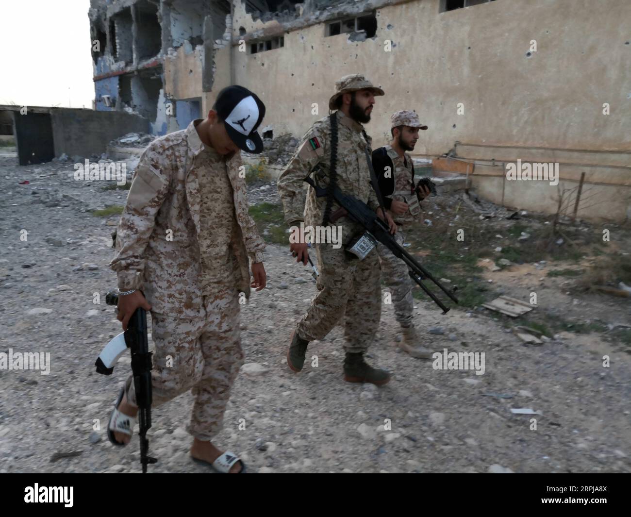 191202 -- TRIPOLI, 2. Dezember 2019 Xinhua -- Kämpfer der von den Vereinten Nationen unterstützten libyschen Regierungstruppen sind am 2. Dezember 2019 im Süden von Tripoli, Libyen, zu sehen. Am Montag brachen im Süden von Tripoli schwere Zusammenstöße zwischen den Streitkräften der von den Vereinten Nationen unterstützten Regierung und der im Osten stationierten Armee aus, die zivile und militärische Opfer forderten. Foto von Hamza Turkia/Xinhua LIBYEN-TRIPOLI-SCHWERE ZUSAMMENSTÖSSE PUBLICATIONxNOTxINxCHN Stockfoto