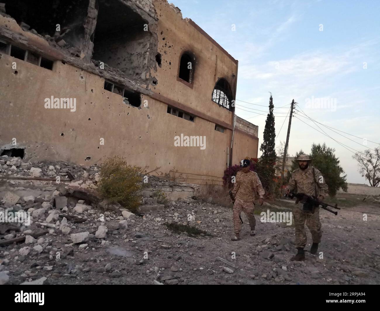 191202 -- TRIPOLI, 2. Dezember 2019 Xinhua -- Kämpfer der von den Vereinten Nationen unterstützten libyschen Regierungstruppen sind am 2. Dezember 2019 im Süden von Tripoli, Libyen, zu sehen. Am Montag brachen im Süden von Tripoli schwere Zusammenstöße zwischen den Streitkräften der von den Vereinten Nationen unterstützten Regierung und der im Osten stationierten Armee aus, die zivile und militärische Opfer forderten. Foto von Hamza Turkia/Xinhua LIBYEN-TRIPOLI-SCHWERE ZUSAMMENSTÖSSE PUBLICATIONxNOTxINxCHN Stockfoto