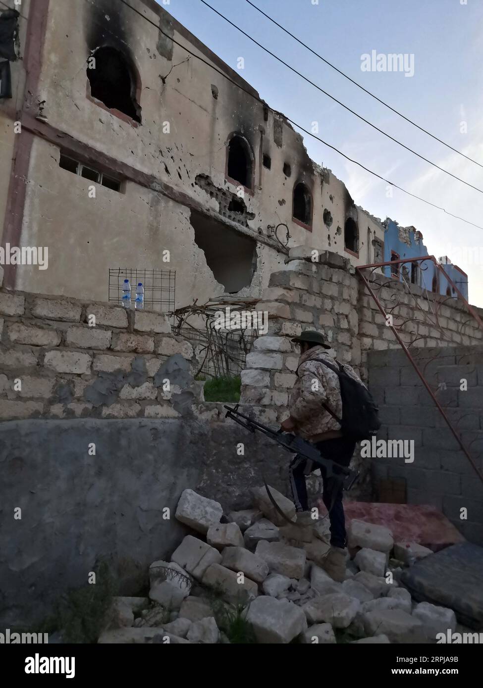 191202 -- TRIPOLI, 2. Dezember 2019 Xinhua -- Ein Kämpfer der von den Vereinten Nationen unterstützten libyschen Regierungstruppen wird am 2. Dezember 2019 im Süden von Tripoli, Libyen, gesehen. Am Montag brachen im Süden von Tripoli schwere Zusammenstöße zwischen den Streitkräften der von den Vereinten Nationen unterstützten Regierung und der im Osten stationierten Armee aus, die zivile und militärische Opfer forderten. Foto von Hamza Turkia/Xinhua LIBYEN-TRIPOLI-SCHWERE ZUSAMMENSTÖSSE PUBLICATIONxNOTxINxCHN Stockfoto