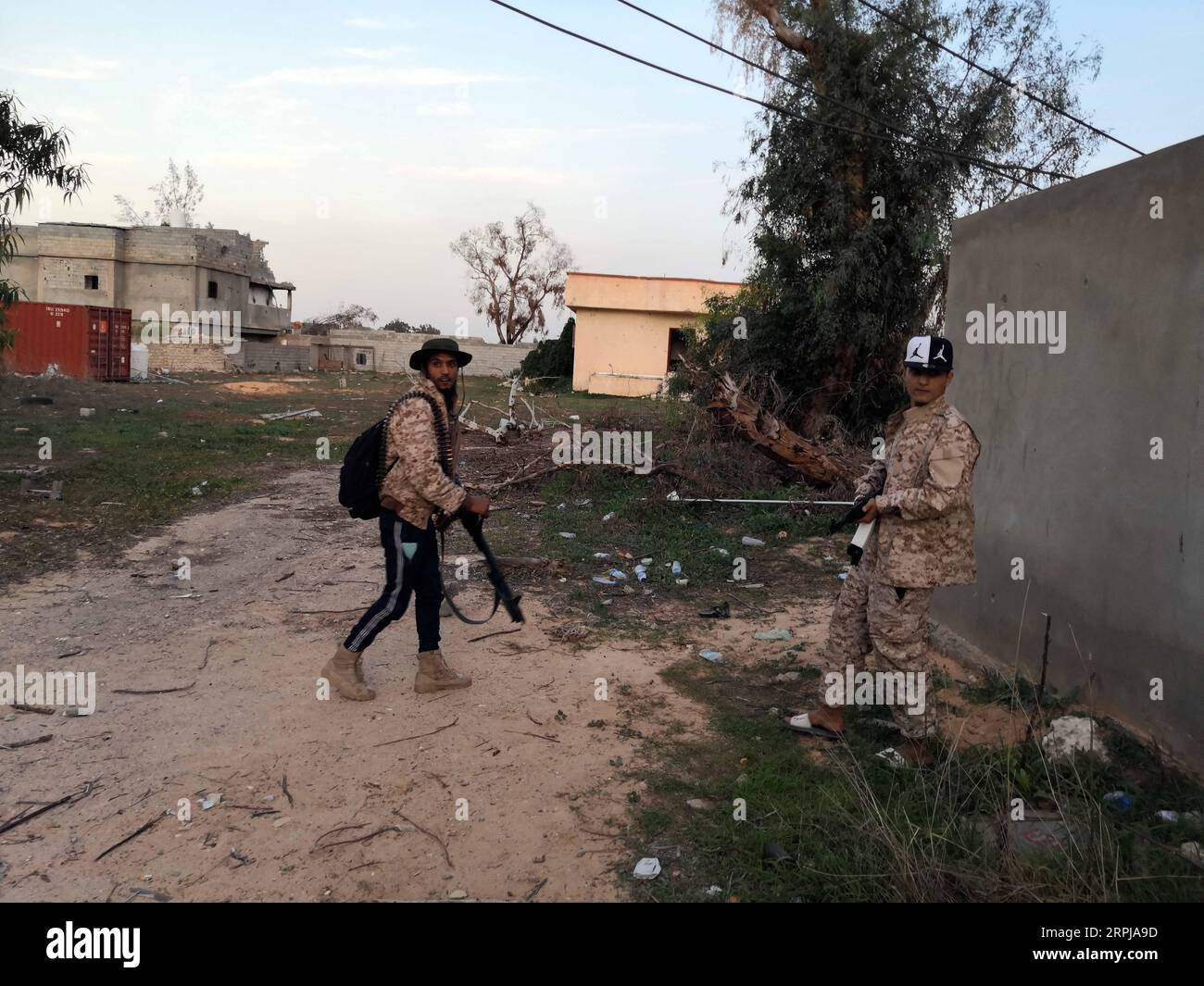 191202 -- TRIPOLI, 2. Dezember 2019 Xinhua -- Kämpfer der von den Vereinten Nationen unterstützten libyschen Regierungstruppen sind am 2. Dezember 2019 im Süden von Tripoli, Libyen, zu sehen. Am Montag brachen im Süden von Tripoli schwere Zusammenstöße zwischen den Streitkräften der von den Vereinten Nationen unterstützten Regierung und der im Osten stationierten Armee aus, die zivile und militärische Opfer forderten. Foto von Hamza Turkia/Xinhua LIBYEN-TRIPOLI-SCHWERE ZUSAMMENSTÖSSE PUBLICATIONxNOTxINxCHN Stockfoto