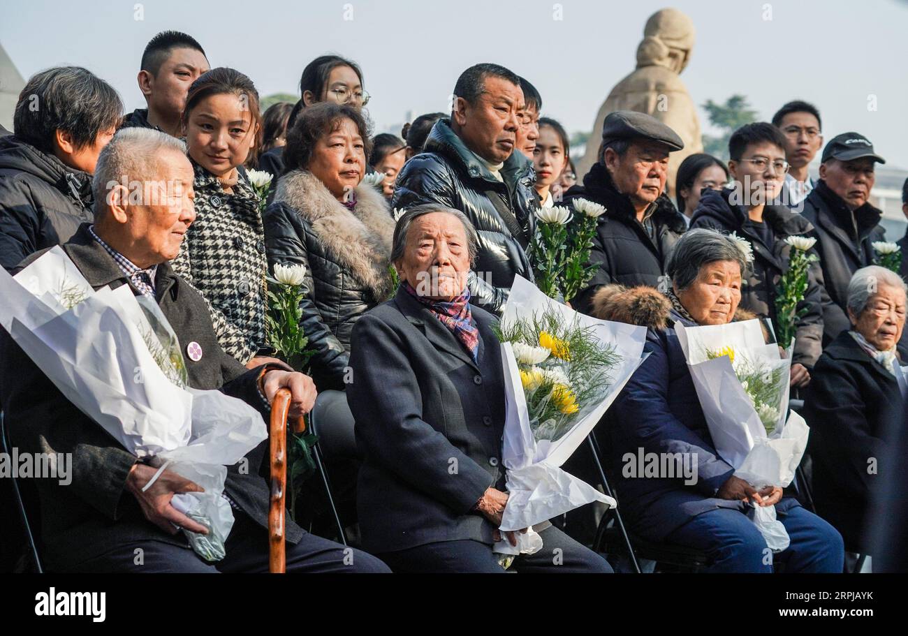 News Bilder des Tages 191203 -- NANJING, 3. Dezember 2019 -- Überlebende des Nanjing-Massakers GE Daorong1st L, Front, Xia Shuqin2nd L, Front, Ai Yiying1st R, Front und Tao Xiuhua2nd R, Front, die Tochter des neu bestätigten Opfers Zhou Wanrong, nehmen an Gedenkveranstaltungen für die Opfer des Massakers in Nanjing durch japanische Angreifer in Nanjing, Hauptstadt der ostchinesischen Provinz Jiangsu, am 3. Dezember 2019 Teil. Ab Dienstag begannen Familienmitglieder der Opfer des Massakers eine Reihe von Gedenkaktivitäten, wie Blumen zu legen und Weihrauch vor der Gedenkmauer zu verbrennen, wo die Opfer Namen tragen Stockfoto