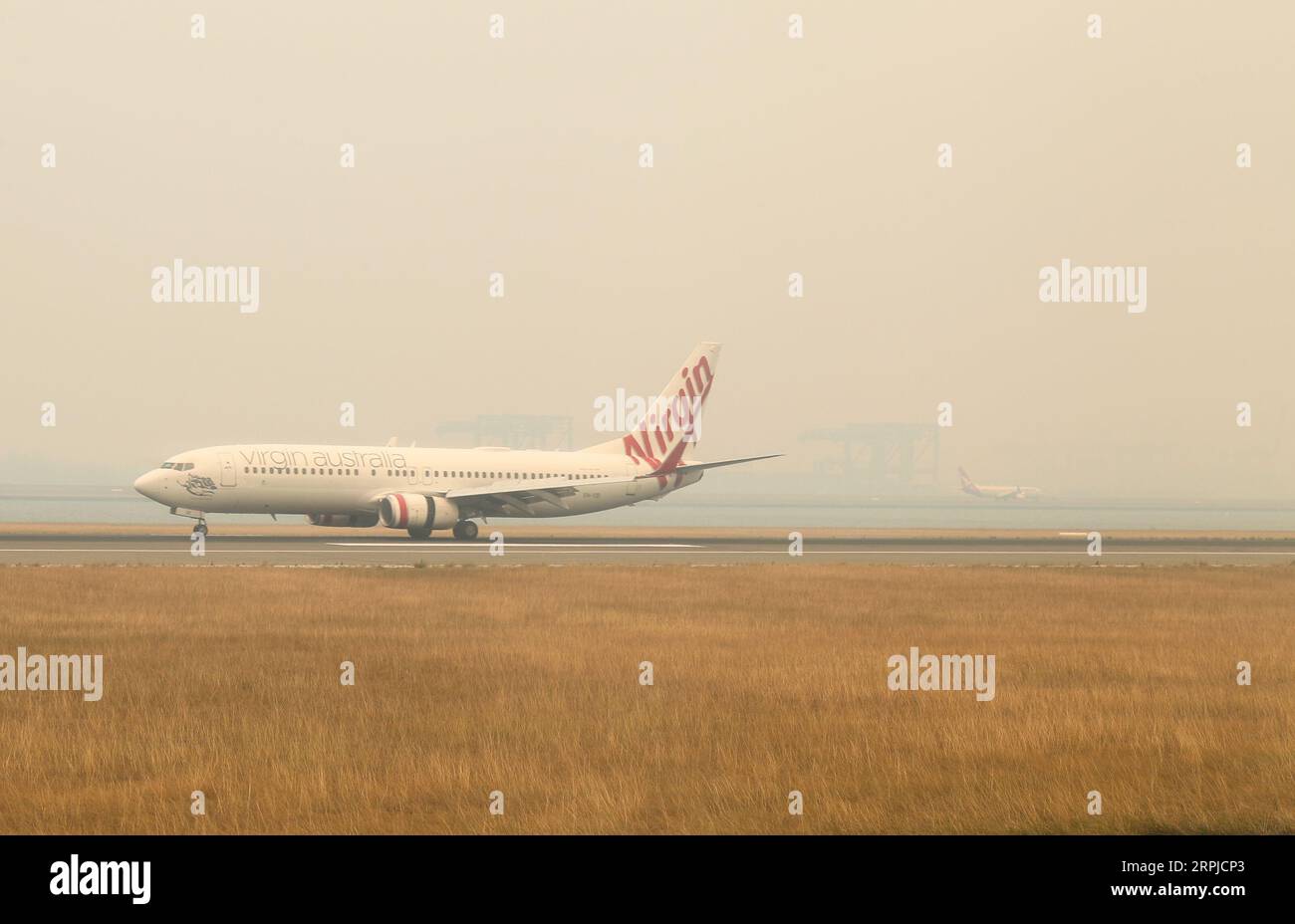 191205 -- SYDNEY, 5. Dezember 2019 -- Foto vom 5. Dezember 2019 zeigt den Flughafen Sydney in Smog, der durch Buschfeuer im Norden von New South Wales, Australien, verursacht wurde. AUSTRALIA-SYDNEY-SMOG BaixXuefei PUBLICATIONxNOTxINxCHN Stockfoto