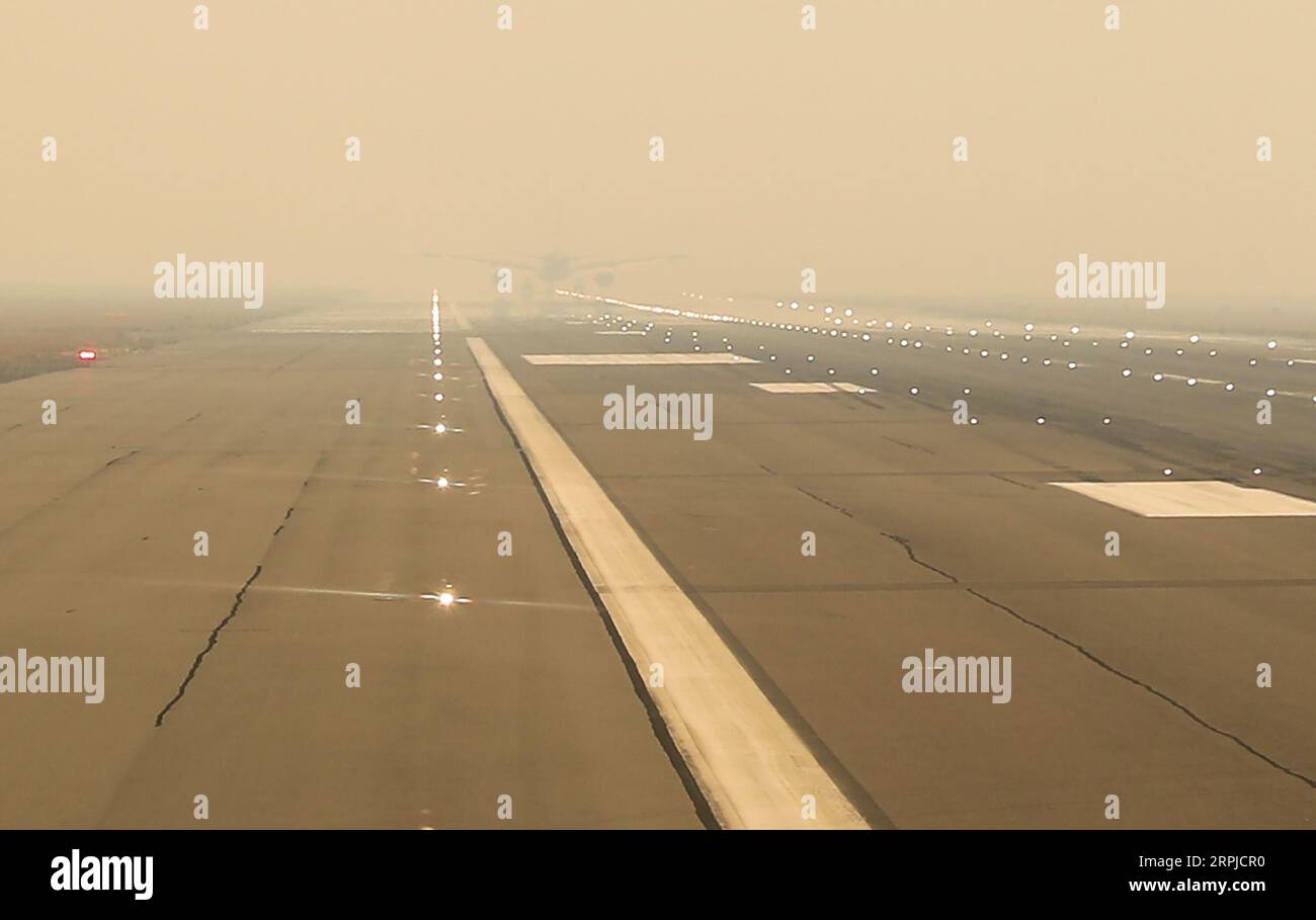 191205 -- SYDNEY, 5. Dezember 2019 -- Foto vom 5. Dezember 2019 zeigt den Flughafen Sydney in Smog, der durch Buschfeuer im Norden von New South Wales, Australien, verursacht wurde. AUSTRALIA-SYDNEY-SMOG BaixXuefei PUBLICATIONxNOTxINxCHN Stockfoto