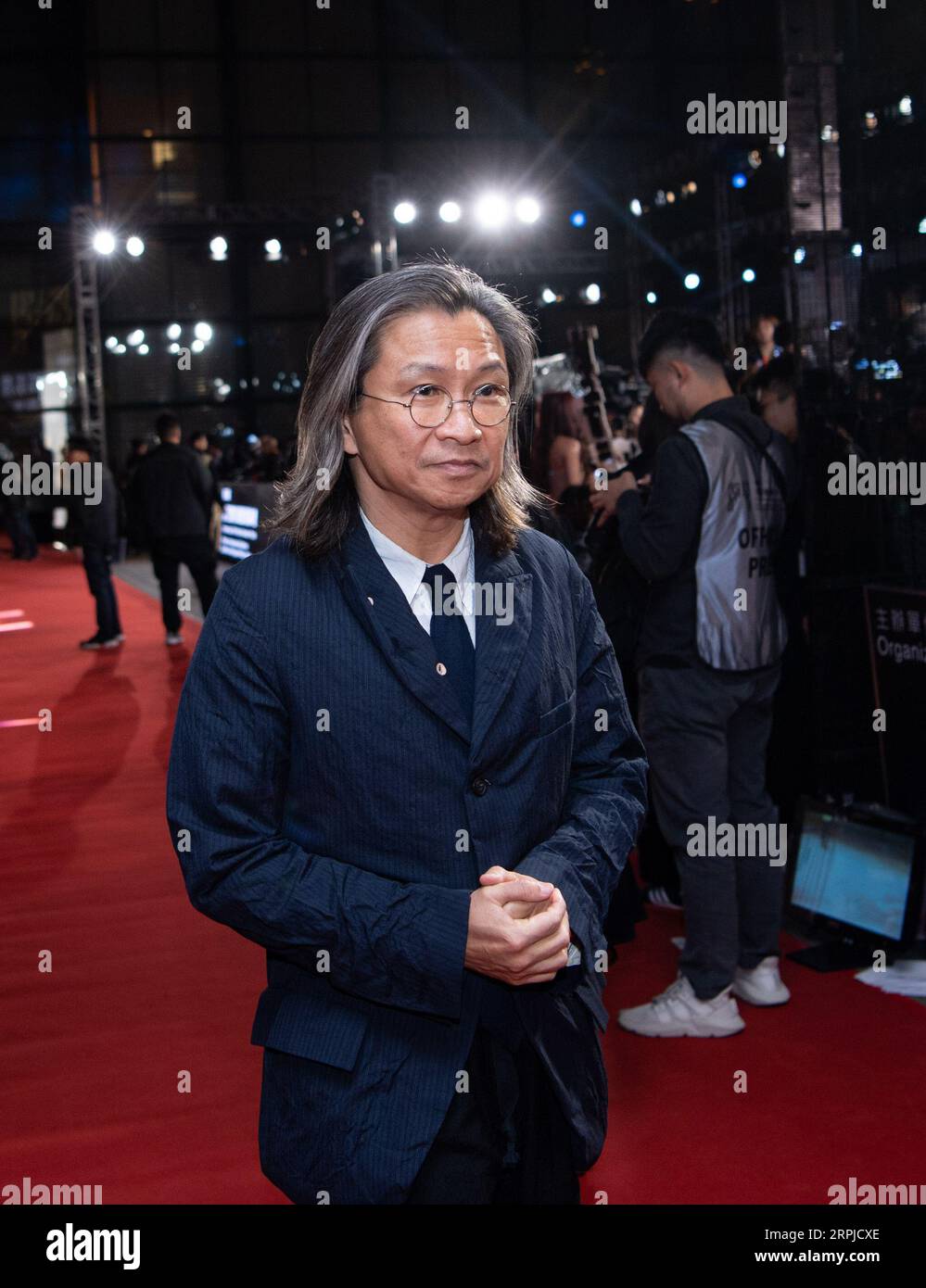 191205 -- MACAO, 5. Dezember 2019 Xinhua -- Regisseur Peter Ho-SUN Chan kommt auf dem roten Teppich für das 4. Internationale Filmfestival & AwardsMacao IFFAM in Macao, Südchina, 5. Dezember 2019. Die 4. IFFAM startete am Donnerstag im Macao Cultural Centre. Xinhua/Cheong kam KA CHINA-MACAO-IFFAM-OPENING CN PUBLICATIONxNOTxINxCHN Stockfoto