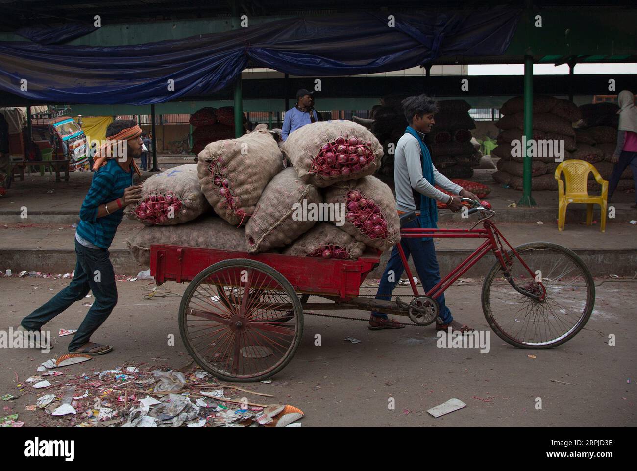 191205 -- NEW DELHI, 5. Dezember 2019 -- Arbeiter transportieren Zwiebelsäcke mit einer Fahrradrikscha auf einem Großmarkt in New Delhi, Indien, am 5. Dezember 2019. Die Zwiebelpreise in den indischen staaten steigen weiter an, als die Regierung versprach, die Speisezwiebeln aus anderen Ländern zu importieren. INDIEN-NEU-DELHI-ZWIEBELPREISE IN DIE HÖHE SCHNELLEN JAVEDXDAR PUBLICATIONXNOTXINXCHN Stockfoto