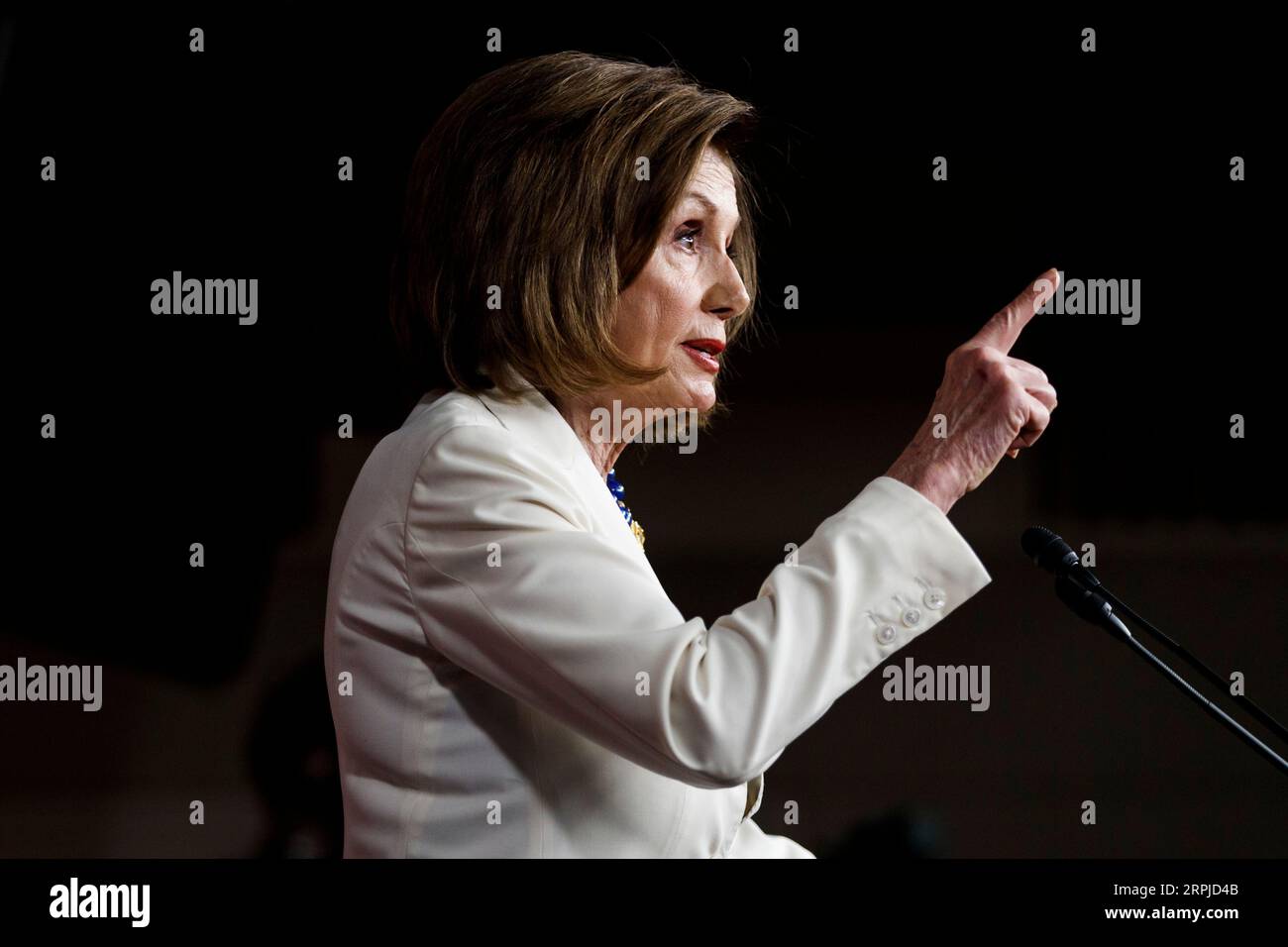 191205 -- WASHINGTON, 5. Dezember 2019 -- die US-Repräsentantenin Nancy Pelosi macht Gesten während einer Pressekonferenz auf dem Capitol Hill in Washington D.C., USA, am 5. Dezember 2019. Nancy Pelosi hat grünes Licht für die Ausarbeitung von Artikeln über die Amtsenthebung gegen Präsident Donald Trump gegeben, da das Weiße Haus sich für einen Senatsprozess einsetzt. Foto: /Xinhua U.S.-WASHINGTON D.C.-HOUSE OF REPRESENTATIVES-PELOSI-PRESS CONFERENCE-IMPEACHMENT TingxShen PUBLICATIONxNOTxINxCHN Stockfoto