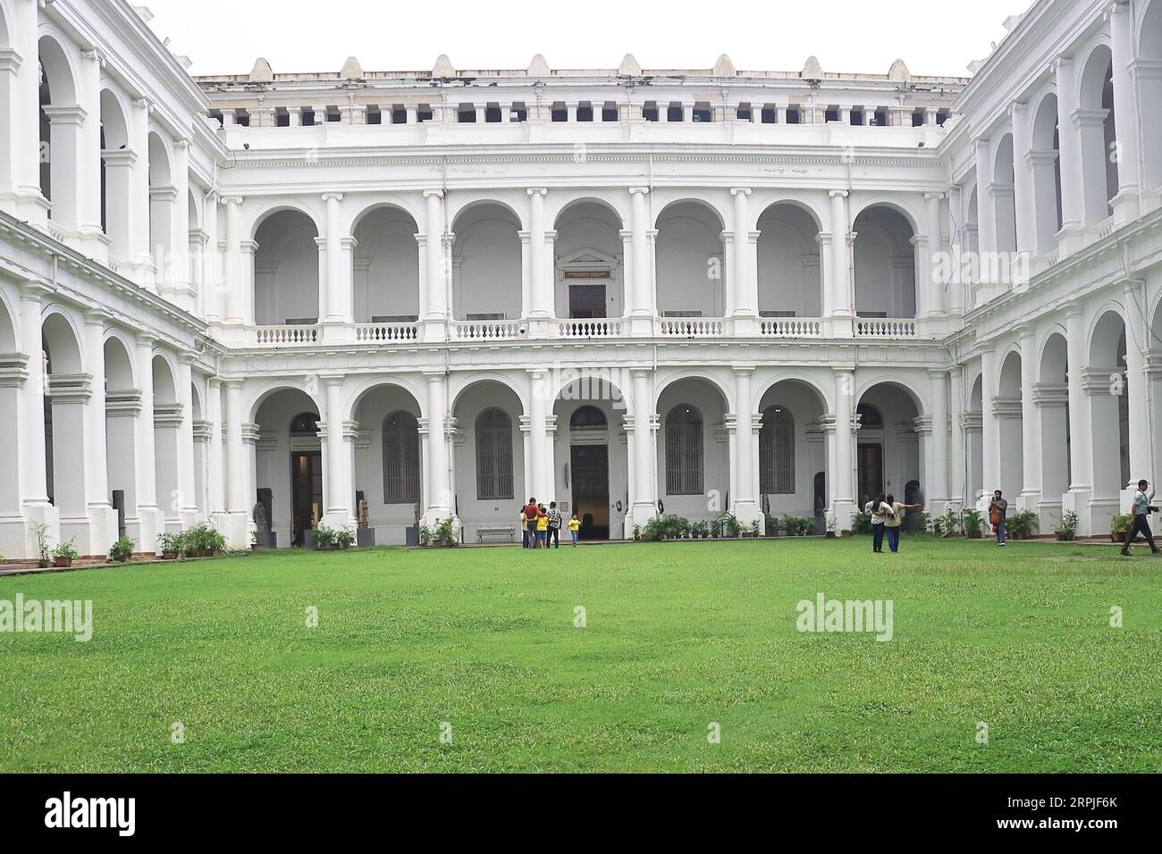 Kolkata, Westbengalen, Indien - 29. August 2023: Wunderschöne Kolonialarchitektur des berühmten indischen Museums, es ist das älteste und größte Museum in indien Stockfoto