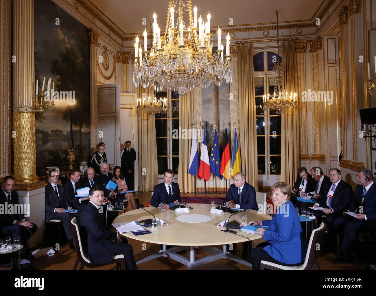 191211 -- PEKING, 11. Dezember 2019 -- ukrainischer Präsident Wolodymyr Zelensky, französischer Präsident Emmanuel Macron, russischer Präsident Wladimir Putin und deutsche Kanzlerin Angela Merkel nehmen im Uhrzeigersinn am Normandie-vier-Gipfel in Paris, Frankreich, 9. Dezember 2019, Teil. Die Ukraine und Russland einigten sich auf eine vollständige und umfassende Umsetzung des Waffenstillstands in der Ostukraine vor Ende 2019 kündigten die Staats- und Regierungschefs Russlands, der Ukraine, Frankreichs und Deutschlands am Montagabend in Paris an, nachdem sie ihre Gespräche mit dem Namen Normandie-vier-Gipfel geführt hatten. XINHUA-FOTOS DES TAGES GaoxJing PUBLICATIONxNOTxINxCHN Stockfoto