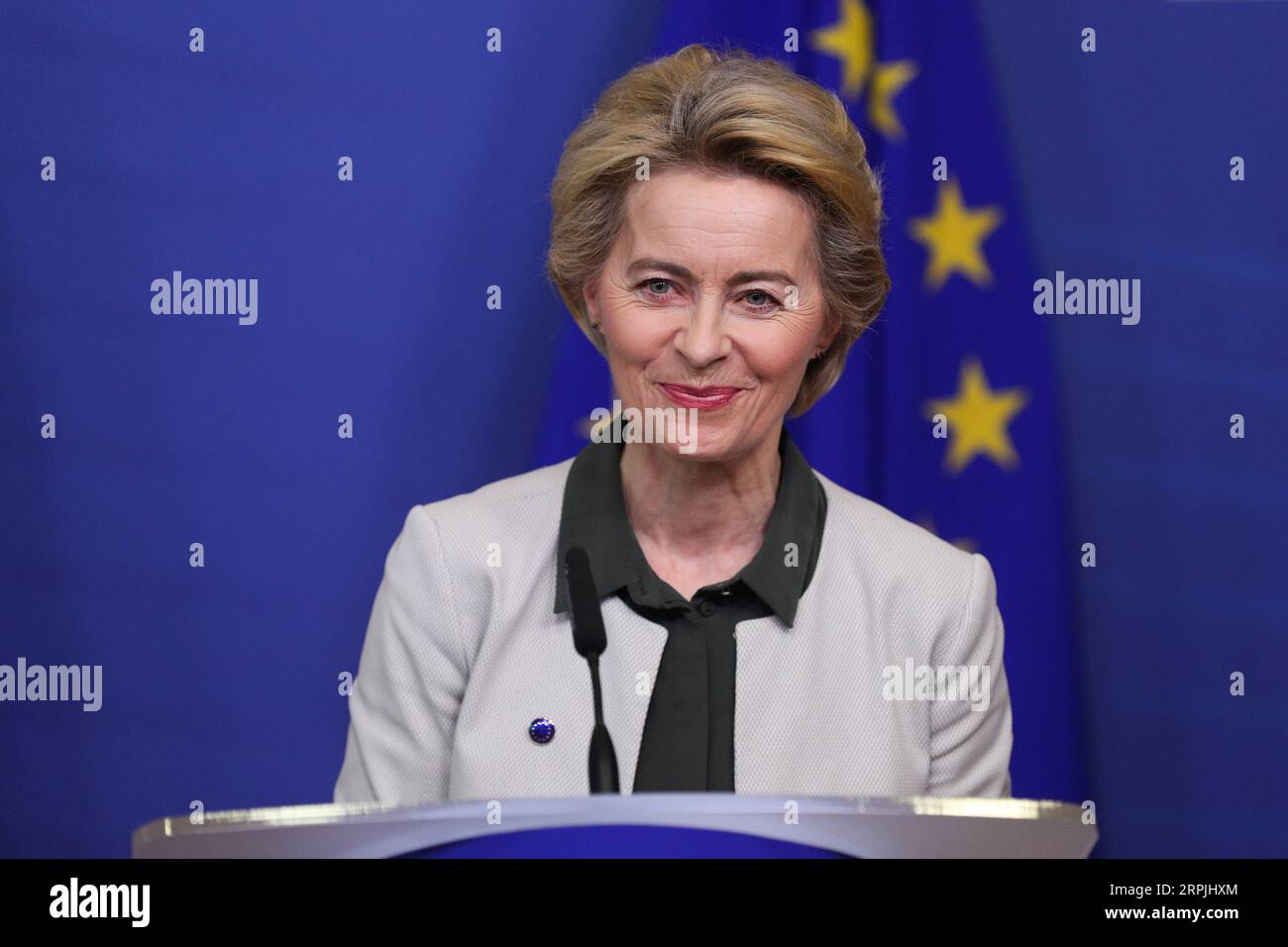 191211 -- BRÜSSEL, 11. Dezember 2019 -- die Präsidentin der Europäischen Kommission, Ursula von der Leyen, hält am 11. Dezember 2019 eine Presseerklärung zum europäischen Grünen Deal am EU-Hauptsitz in Brüssel, Belgien. PORTRAITSBELGIUM-BRÜSSEL-EU KOMMISSION-EUROPÄISCHER GRÜNER DEAL ZHENGXHUANSONG PUBLICATIONXNOTXINXCHN Stockfoto