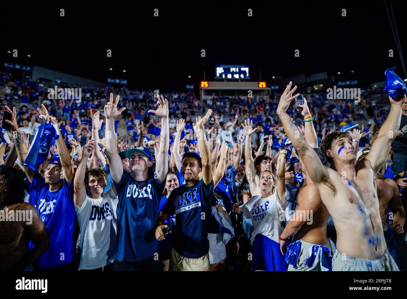 Durham, NC, USA. September 2023. Duke Blue Devils-Studenten bereiten sich darauf vor, das Feld zu stürmen, nachdem sie die Clemson Tigers im ACC Football Matchup im Wallace Wade Stadium in Durham, NC, besiegt haben. (Scott Kinser/CSM). Quelle: csm/Alamy Live News Stockfoto