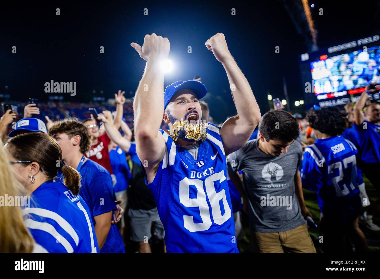 Durham, NC, USA. September 2023. Duke Blue Devils-Studenten feiern auf dem Spielfeld, nachdem sie die Clemson Tigers im ACC Football Matchup im Wallace Wade Stadium in Durham, NC, besiegt haben. (Scott Kinser/CSM). Quelle: csm/Alamy Live News Stockfoto