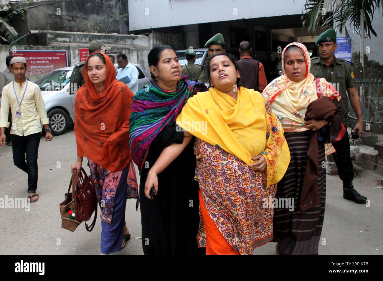 191212 -- DHAKA, 12. Dezember 2019 Xinhua -- Verwandte von Brandopfern in der Kunststofffabrik werden im Dhaka Medical College Hospital in Dhaka, Hauptstadt von Bangladesch, am 12. Dezember 2019 gesehen. Mindestens 13 Menschen starben bei einem verheerenden Brand in einer Kunststofffabrik in Keraniganj am Stadtrand von Bangladeschs Hauptstadt Dhaka. STR/Xinhua BANGLADESH-DHAKA-FACTORY FIRE-VICTIMS PUBLICATIONxNOTxINxCHN Stockfoto