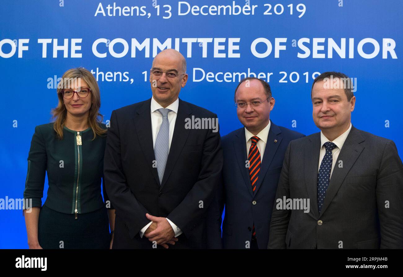 191213 -- ATHEN, 13. Dezember 2019 -- bulgarische Außenministerin Ekaterina Zaharieva, griechischer Außenminister Nikos Dendias, rumänischer Außenminister Bogdan Aurescu, serbischer Außenminister Ivica Dacic von L bis R posieren am 13. Dezember 2019 in Athen, Griechenland für Fotos. Die 41. Tagung der Organisation für wirtschaftliche Zusammenarbeit im Schwarzmeerraum (BSEC) fand hier am Freitag statt und endete mit einer Forderung nach einer engeren Zusammenarbeit innerhalb der Gruppe mit der EU und anderen Organisationen zur Förderung von Wirtschaftswachstum, Frieden und Stabilität. G Stockfoto