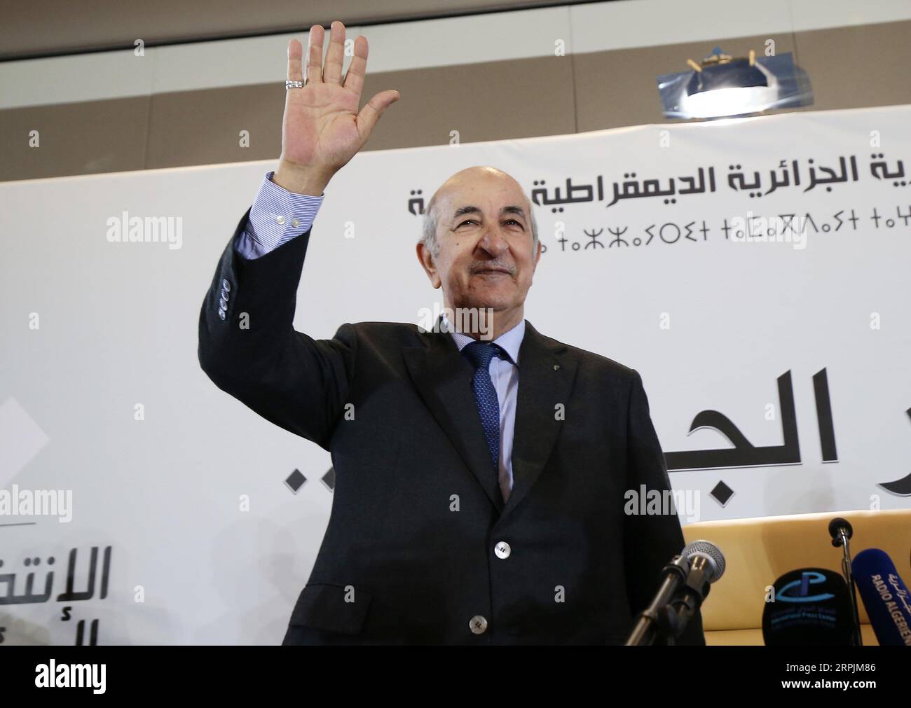 191213 -- ALGIER, 13. Dezember 2019 Xinhua -- der neu gewählte algerische Präsident Abdelmadjid Tebboune nimmt am 13. Dezember 2019 an einer Pressekonferenz in Algier, Algerien, Teil. Abdelmadjid Tebboune sagte am Freitag, dass er sich verpflichtet habe, den Dialog mit der Protestbewegung zu eröffnen, die sich für einen Wandel aussprach, und sagte, dass es während seiner Amtszeit weder Rache noch Ausgrenzung und Ausgrenzung geben werde. XINHUA ALGERIEN-ALGIER-NEU GEWÄHLTE PRÄSIDENT-PRESSE-KONFERENZ PUBLICATIONXNOTXINXCHN Stockfoto