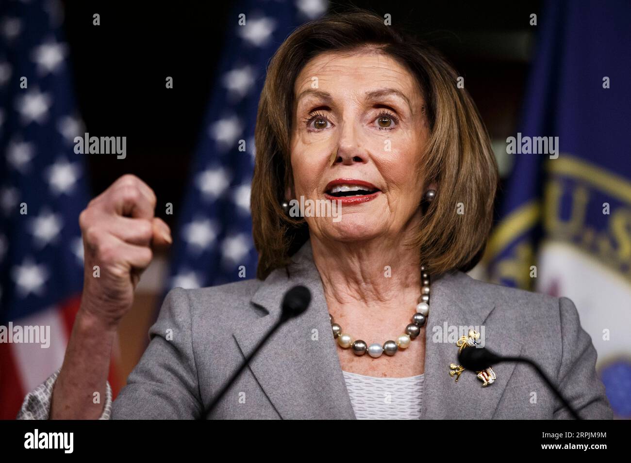 191214 -- PEKING, 14. Dezember 2019 -- US-Repräsentantenin Nancy Pelosi spricht während einer Pressekonferenz auf dem Capitol Hill in Washington D.C., USA, am 12. Dezember 2019. Nach einer zweitägigen Marathondebatte verabschiedete das US-demokratische Justizkomitee am Freitag beide Artikel der Amtsenthebung und warf Präsident Donald Trump vor, Macht missbraucht und den Kongress behindert zu haben. Foto von /Xinhua XINHUA FOTOS DES TAGES TingxShen PUBLICATIONxNOTxINxCHN Stockfoto
