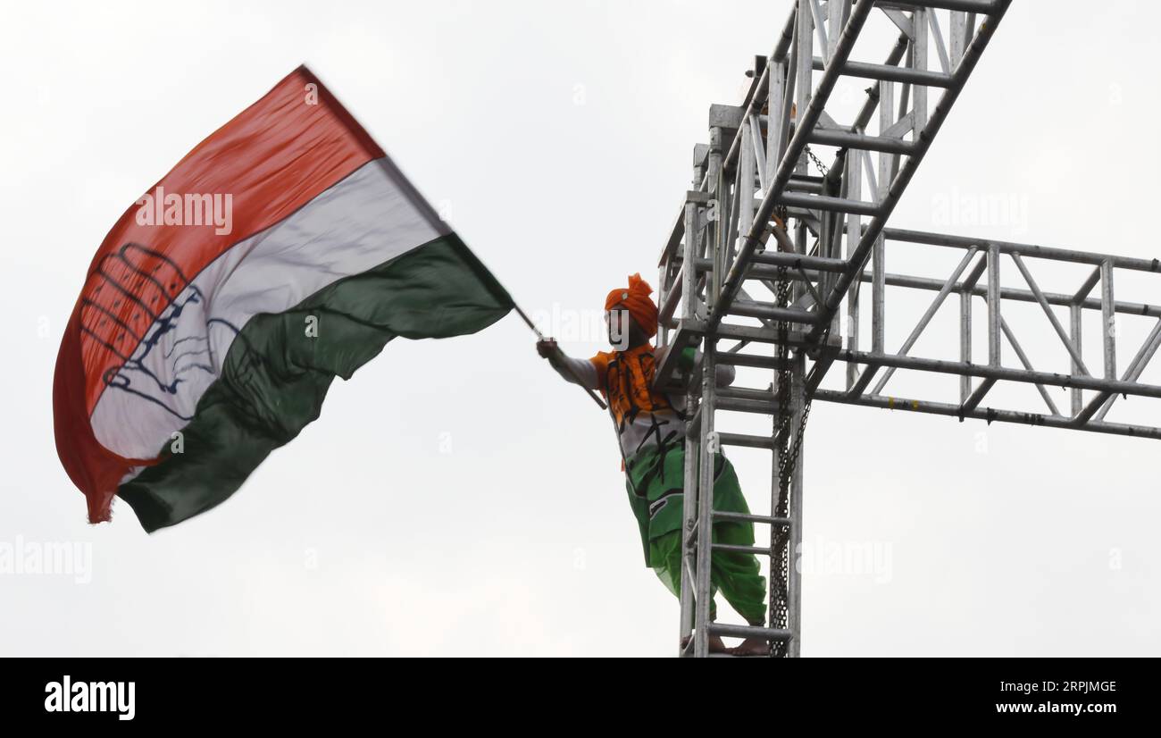 191214 -- NEU DELHI, 14. Dezember 2019 -- Ein Mann weht die Flagge der Kongresspartei, die auf einem Stahlgerüst auf einer Kundgebung in Neu-Delhi, Indien, am 14. Dezember 2019 steht. Indiens wichtigste oppositionelle Kongresspartei organisierte am Samstag eine Mega-Kundgebung, um das zu verdeutlichen, was als Versagen der Bhartiya Janata Party BJP-Regierung beschrieben wird. Foto von /Xinhua INDIA-NEW DELHI-CONGRESS RALLY ParthaxSarkar PUBLICATIONxNOTxINxCHN Stockfoto