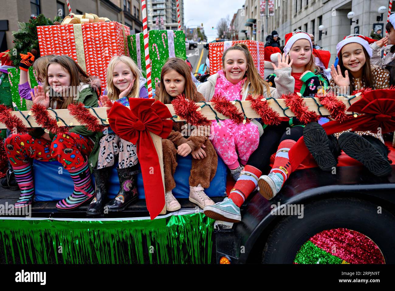 191216 -- NEW WESTMINSTER, 16. Dezember 2019 Xinhua -- Kinder genießen die 16. Jährliche Santa Claus Parade auf der Columbia Street in New Westminster, 15. Dezember 2019. Die jährliche Parade fand im historischen Vorort Vancouver statt, um die festliche Weihnachtszeit einzuläuten. Foto von Andrew Soong/Xinhua CANADA-NEW WESTMINSTER-SANTA CLAUS-PARADE PUBLICATIONxNOTxINxCHN Stockfoto