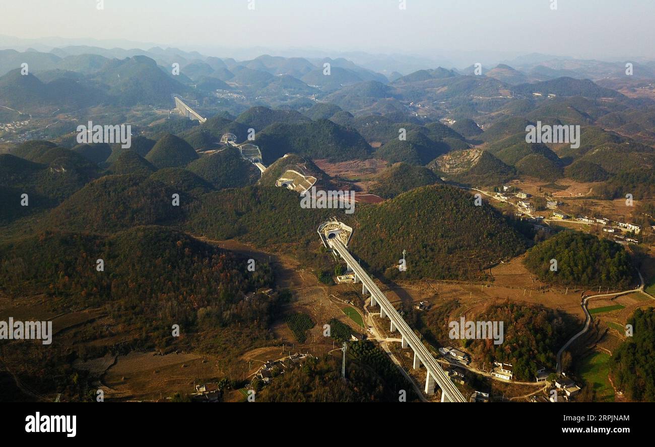 191216 -- PEKING, 16. Dezember 2019 -- Luftaufnahme zeigt einen Abschnitt der Chengdu-Guiyang-Eisenbahn in Qingzhen, südwestchinesische Provinz Guizhou, 15. Dezember 2019. XINHUA FOTOS DES TAGES YangxWenbin PUBLICATIONxNOTxINxCHN Stockfoto