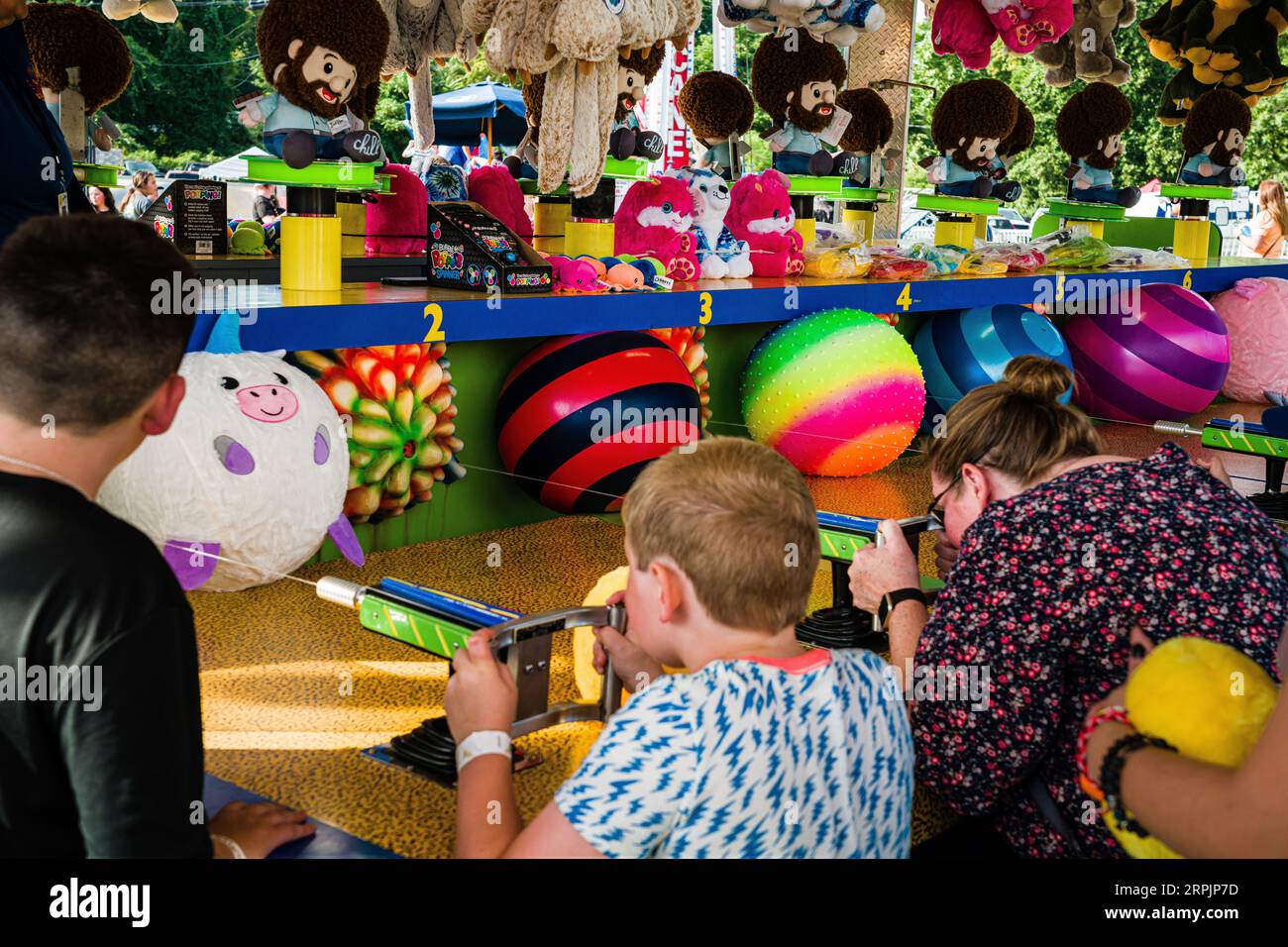 Carnival Game with Woman & Child Woodstock Fair _ Woodstock, Connecticut, USA Stockfoto