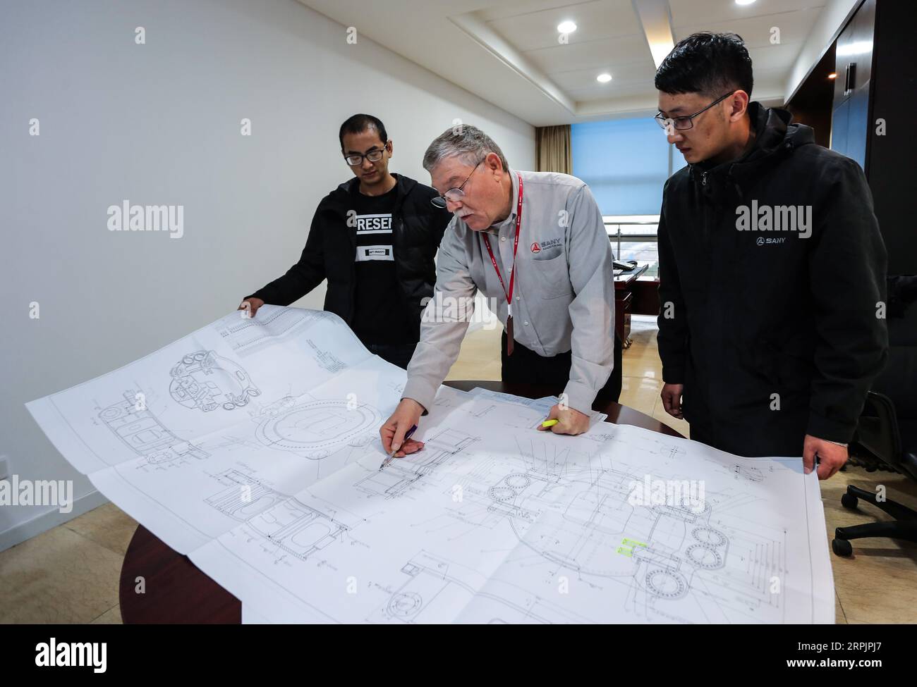 191217 -- HUZHOU, 17. Dezember 2019 -- James Joseph Hoffman, ein leitender Ingenieur aus den Vereinigten Staaten, diskutiert am 17. Dezember 2019 mit seinen Kollegen bei der Zhejiang Sany Heavy Industry Co., Ltd. In der Stadt Huzhou in der ostchinesischen Provinz Zhejiang technische Details. Der Bezirk Wuxing der Stadt Huzhou in der ostchinesischen Provinz Zhejiang hat offenere, vielfältigere und marktorientiertere Mittel erforscht, um externe Talente für eine bessere und schnellere Entwicklung der Stadt anzuziehen. CHINA-ZHEJIANG-HUZHOU-AMERIKANISCHER INGENIEUR CN XUXYU PUBLICATIONXNOTXINXCHN Stockfoto