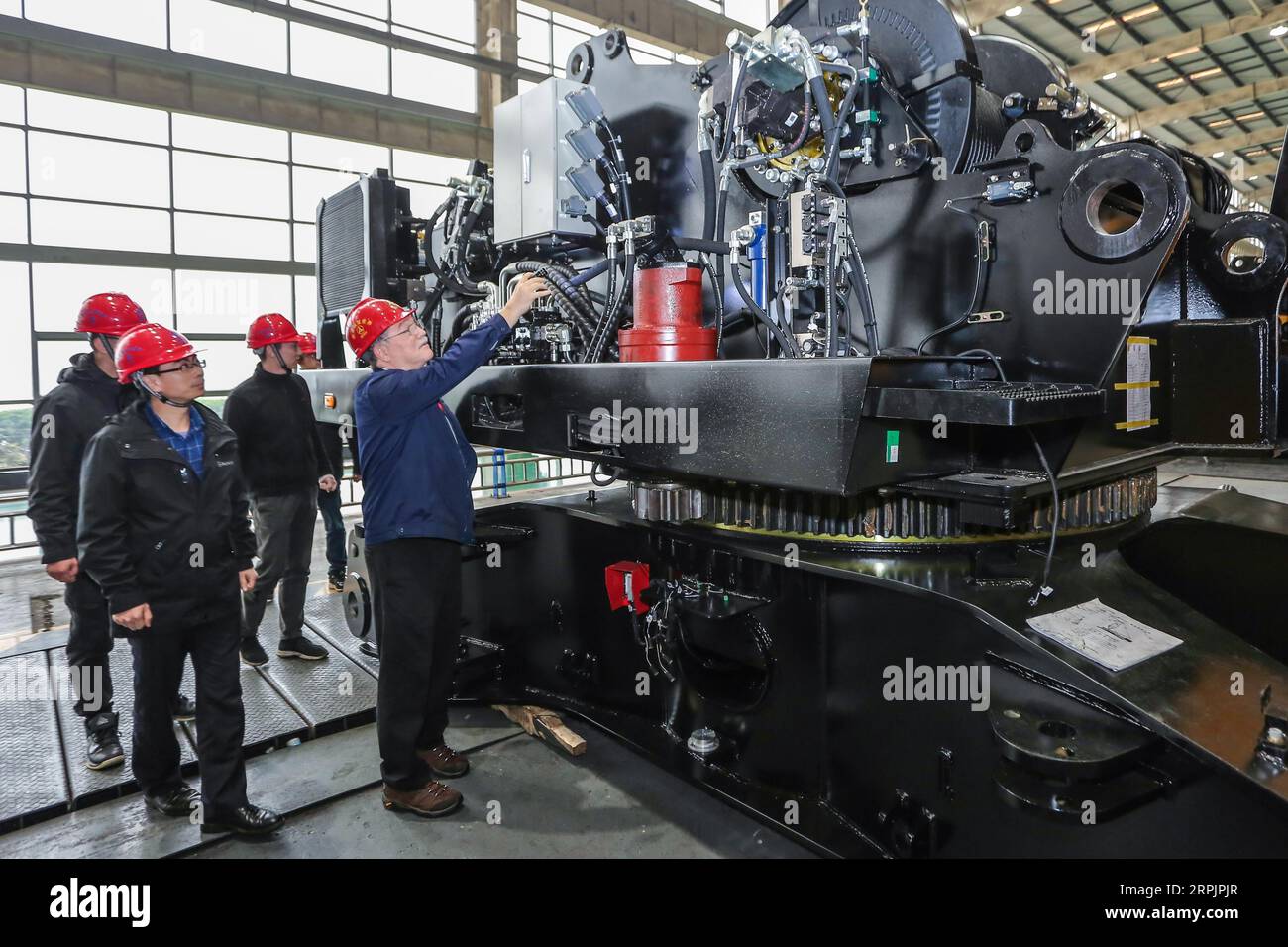 191217 -- HUZHOU, 17. Dezember 2019 -- James Joseph Hoffman, ein leitender Ingenieur aus den Vereinigten Staaten, leitet seine Kollegen, die die Qualität der Exportprodukte bei der Zhejiang Sany Heavy Industry Co., Ltd. In Huzhou City, ostchinesische Provinz Zhejiang, am 17. Dezember 2019 überprüfen. Der Bezirk Wuxing der Stadt Huzhou in der ostchinesischen Provinz Zhejiang hat offenere, vielfältigere und marktorientiertere Mittel erforscht, um externe Talente für eine bessere und schnellere Entwicklung der Stadt anzuziehen. CHINA-ZHEJIANG-HUZHOU-AMERIKANISCHER INGENIEUR CN XUXYU PUBLICATIONXNOTXINXCHN Stockfoto