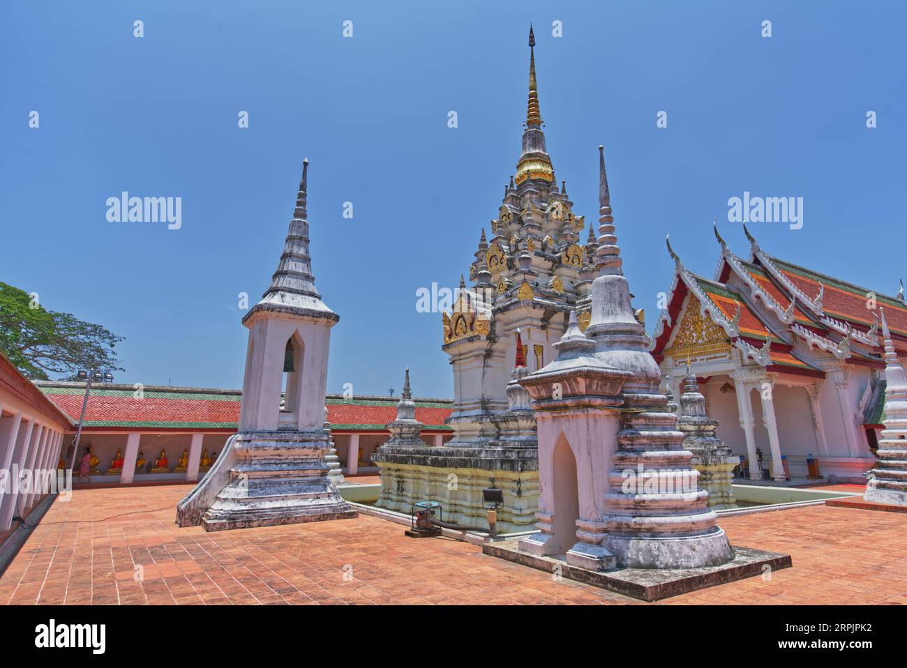 Surat Thani, Thailand - 23. April 2023: Wat Phra Borommathat Chaiya, die alte Pagode des buddhistischen Mahayana-Stils, die während des Si-wich erbaut wurde Stockfoto