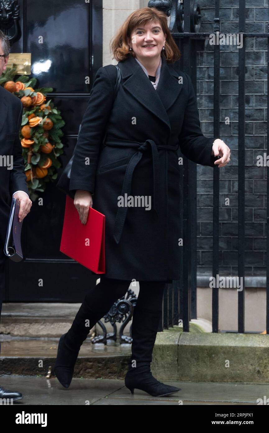 191217 -- LONDON, 17. Dezember 2019 Xinhua -- Großbritanniens Staatssekretär für Digital, Kultur, Medien und Sport Nicky Morgan verlässt das Kabinett, nachdem er am 17. Dezember 2019 an einer Kabinettssitzung in der 10 Downing Street in London, Großbritannien, teilgenommen hat. Der britische Premierminister Boris Johnson hielt die erste Kabinettssitzung am Dienstag ab, nachdem er die Parlamentswahlen in der vergangenen Woche gewonnen hatte. Foto von Ray Tang/Xinhua GROSSBRITANNIEN-LONDON-KABINETTSSITZUNG PUBLICATIONxNOTxINxCHN Stockfoto