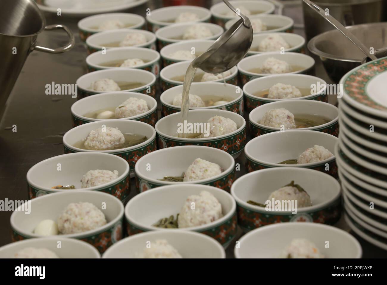 191221 -- BELGRAD, 21. Dezember 2019 -- Foto aufgenommen am 20. Dezember 2019 zeigt die Fischkugelsuppe, die von einem chinesischen Studenten hergestellt wurde, der in kulinarischer Kunst studiert hat, während einer traditionellen chinesischen Kochshow in Belgrad, der Hauptstadt Serbiens. Am Freitag fand in Belgrad eine traditionelle chinesische Kochshow statt, bei der 10 Studenten des Tourism College of Zhejiang, die sich mit kulinarischen Künsten beschäftigen, während dieser Aktivität für Besucher kochen. SERBIEN-BELGRAD-CHINA-TRADITIONELLE KÜCHE-SHOW SHIXZHONGYU PUBLICATIONXNOTXINXCHN Stockfoto