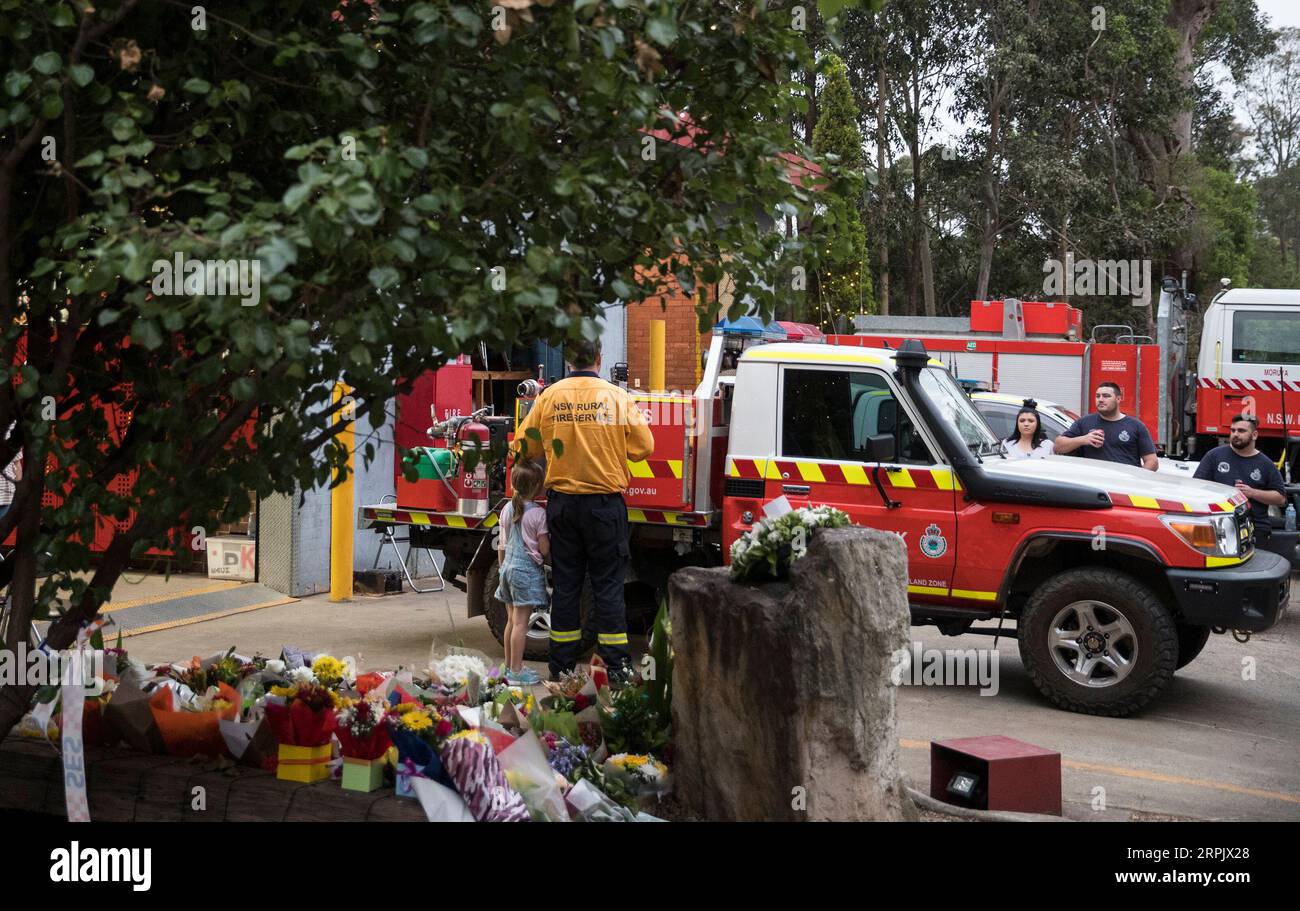 191221 -- SYDNEY, 21. Dezember 2019 -- Bürger trauern um die beiden freiwilligen Feuerwehrmänner, die im Kampf gegen das Buschfeuer bei der Horsley Park Rural Fire Service RFS in New South Wales, Australien, am 21. Dezember 2019 starben. Die New South Wales NSW-Regierung in Australien hat aufgrund des verheerenden Buschbrandes am Donnerstag erneut den Ausnahmezustand ausgerufen. AUSTRALIEN-SYDNEY-NEW SOUTH WALES-BUSHFIRE BAIXXUEFEI PUBLICATIONXNOTXINXCHN Stockfoto